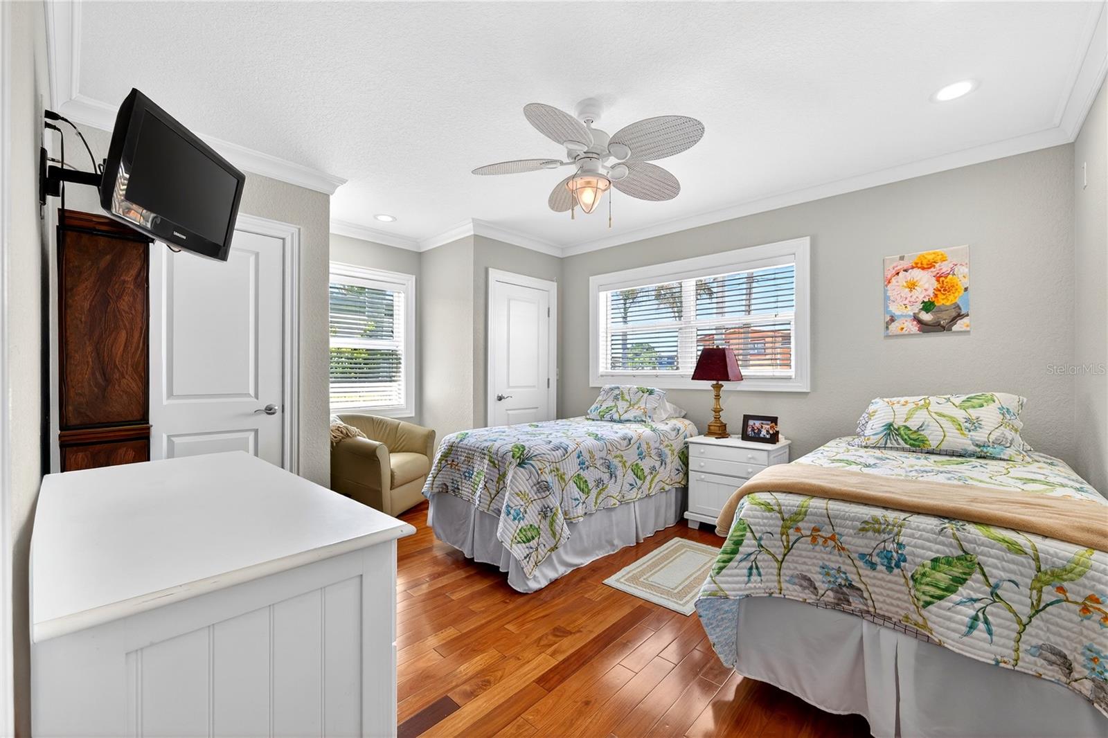 2540 E BAY Isle Dr ST PETERSBURG, FL 33705