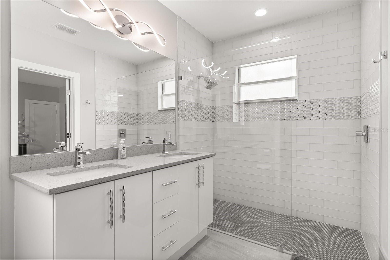 808 EDGEWATER Dr ORLANDO, FL 32804