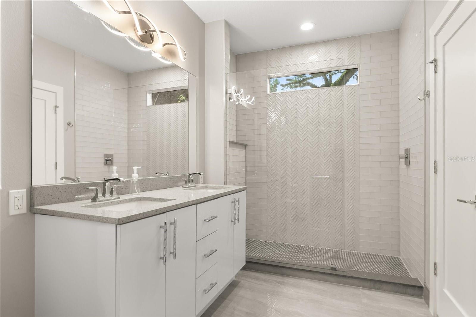 808 EDGEWATER Dr ORLANDO, FL 32804