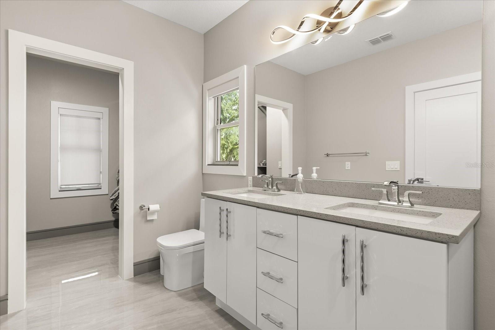 808 EDGEWATER Dr ORLANDO, FL 32804