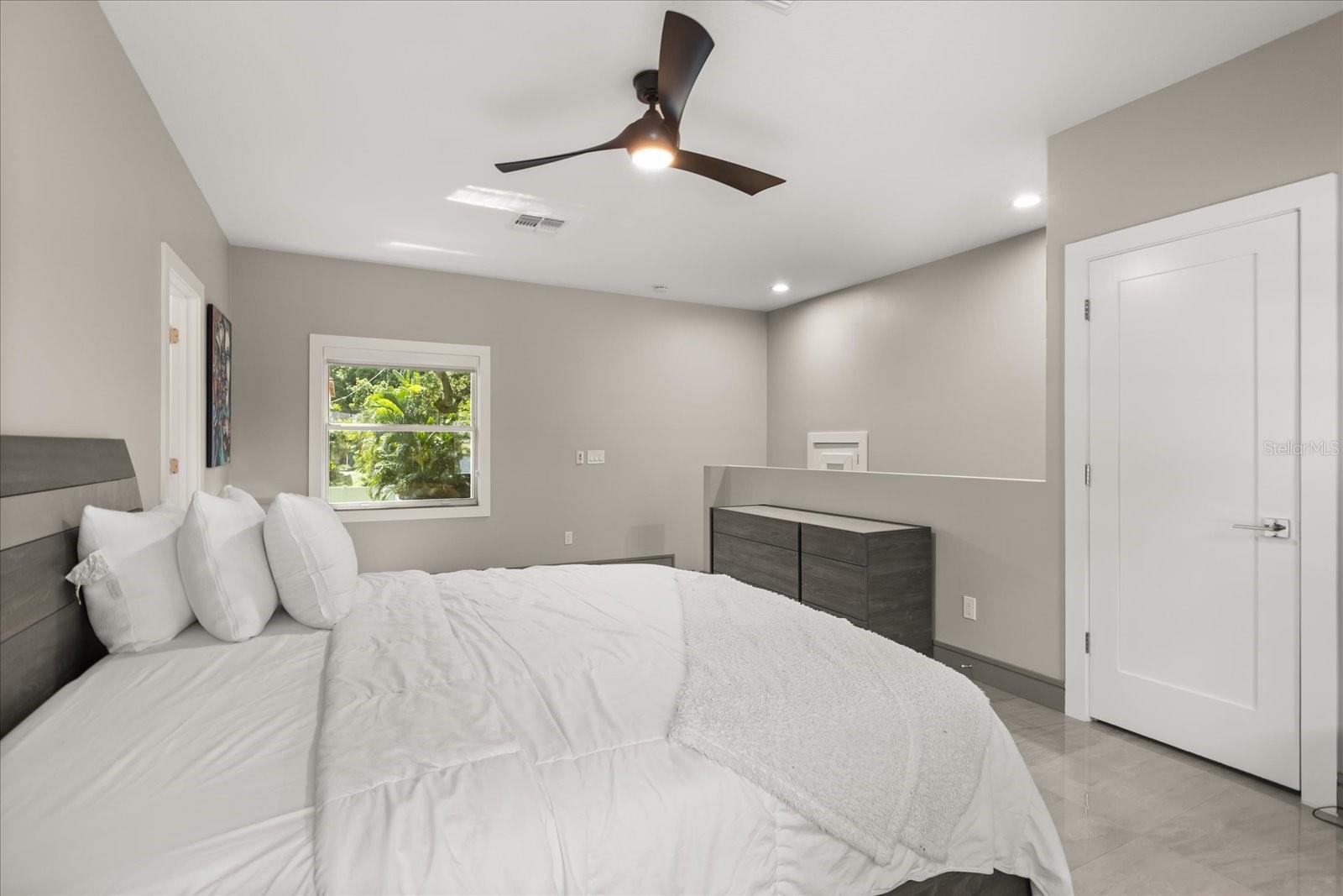 808 EDGEWATER Dr ORLANDO, FL 32804