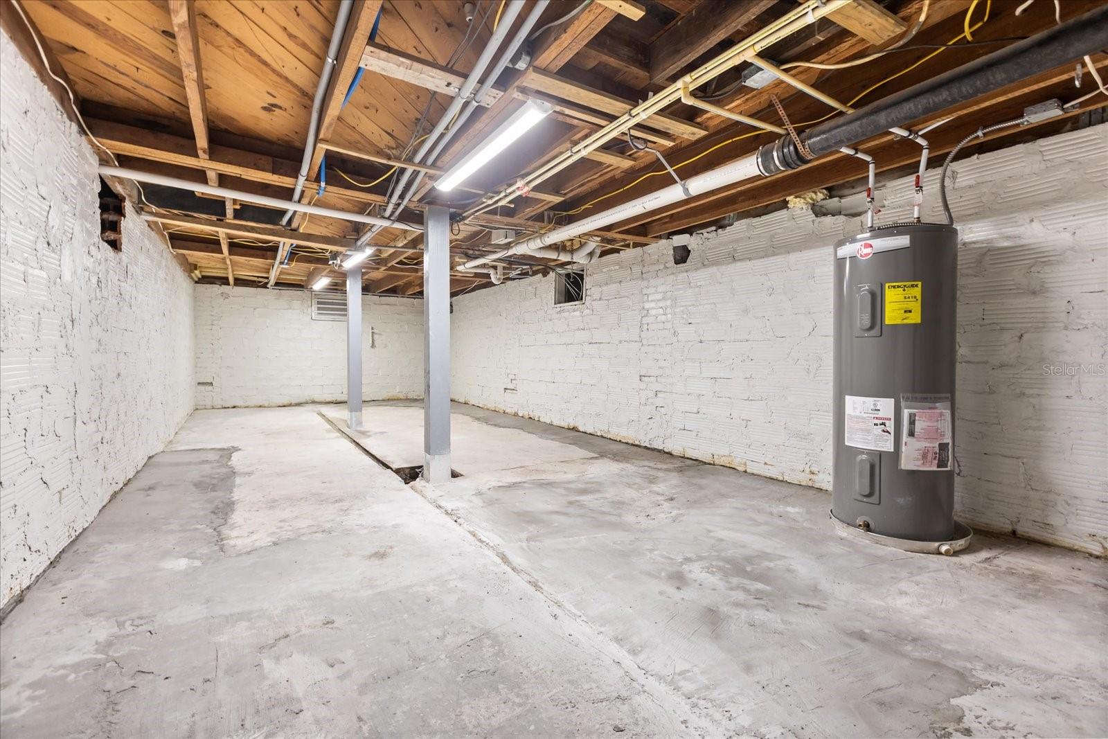 808 EDGEWATER Dr ORLANDO, FL 32804