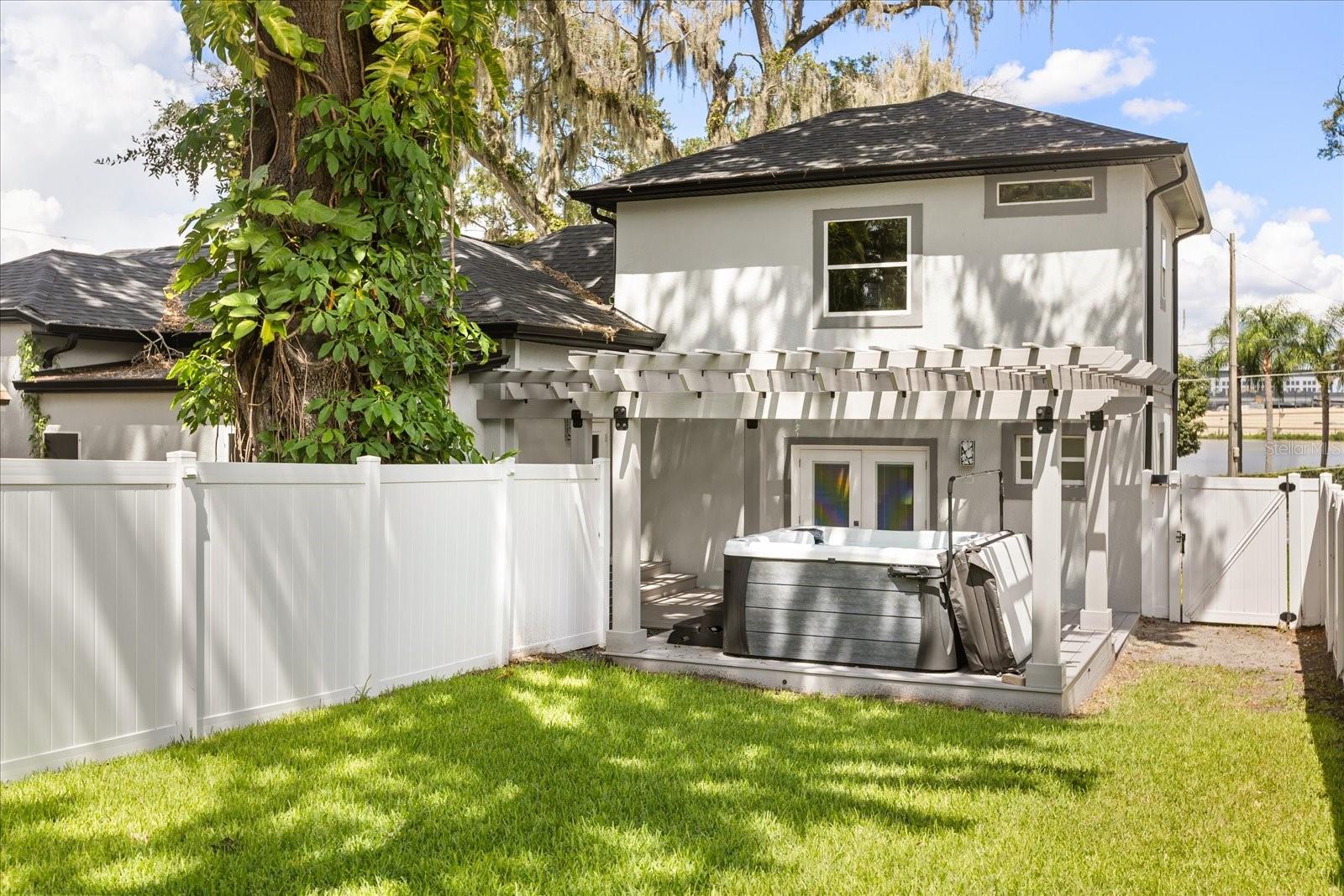 808 EDGEWATER Dr ORLANDO, FL 32804