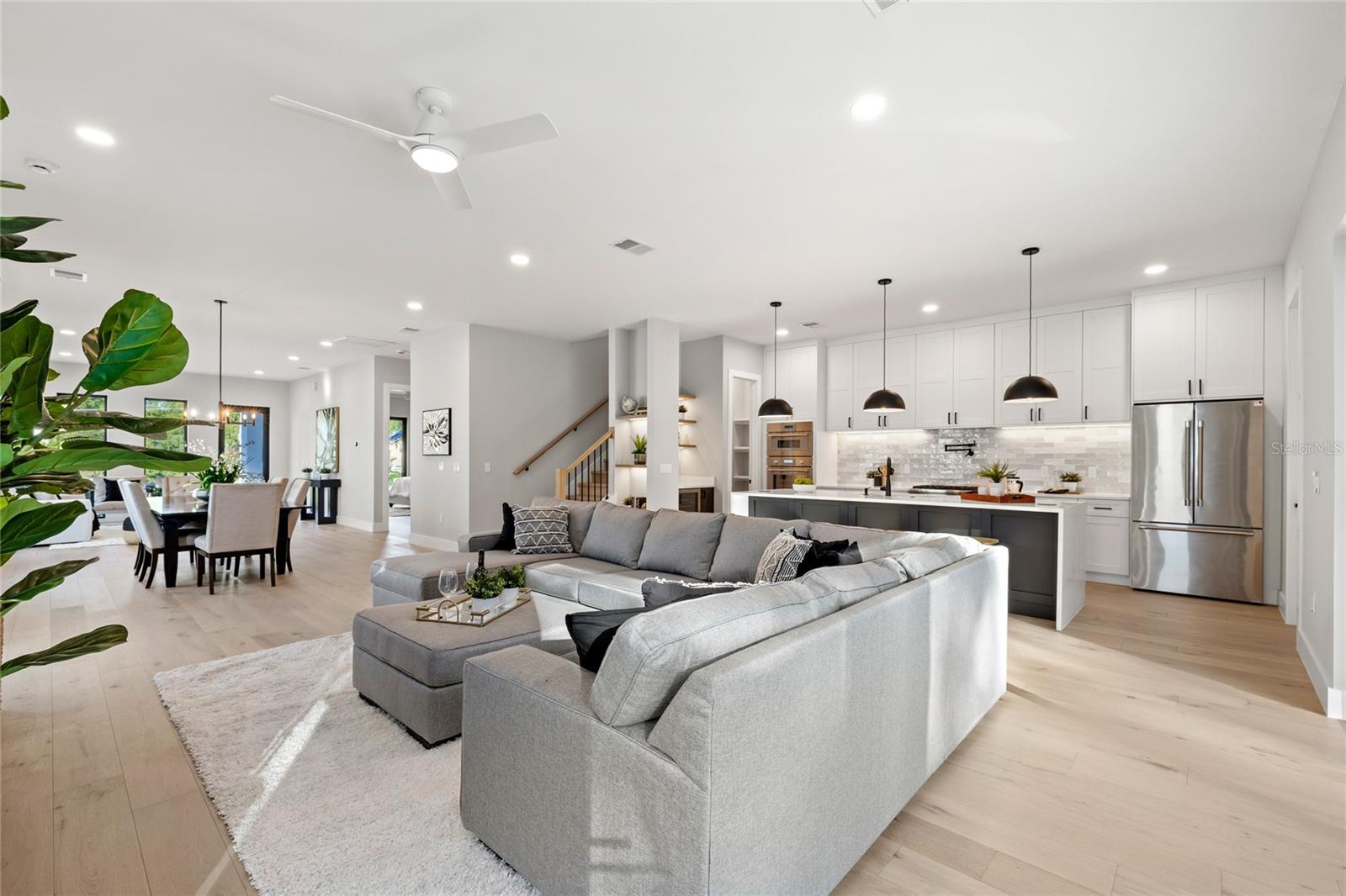 921 Lk EMERALD Dr ORLANDO, FL 32806