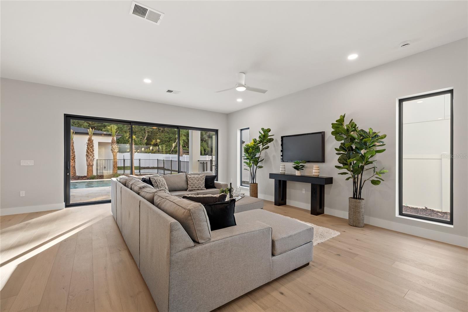 921 Lk EMERALD Dr ORLANDO, FL 32806