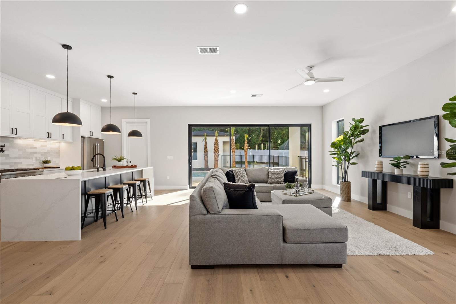 921 Lk EMERALD Dr ORLANDO, FL 32806