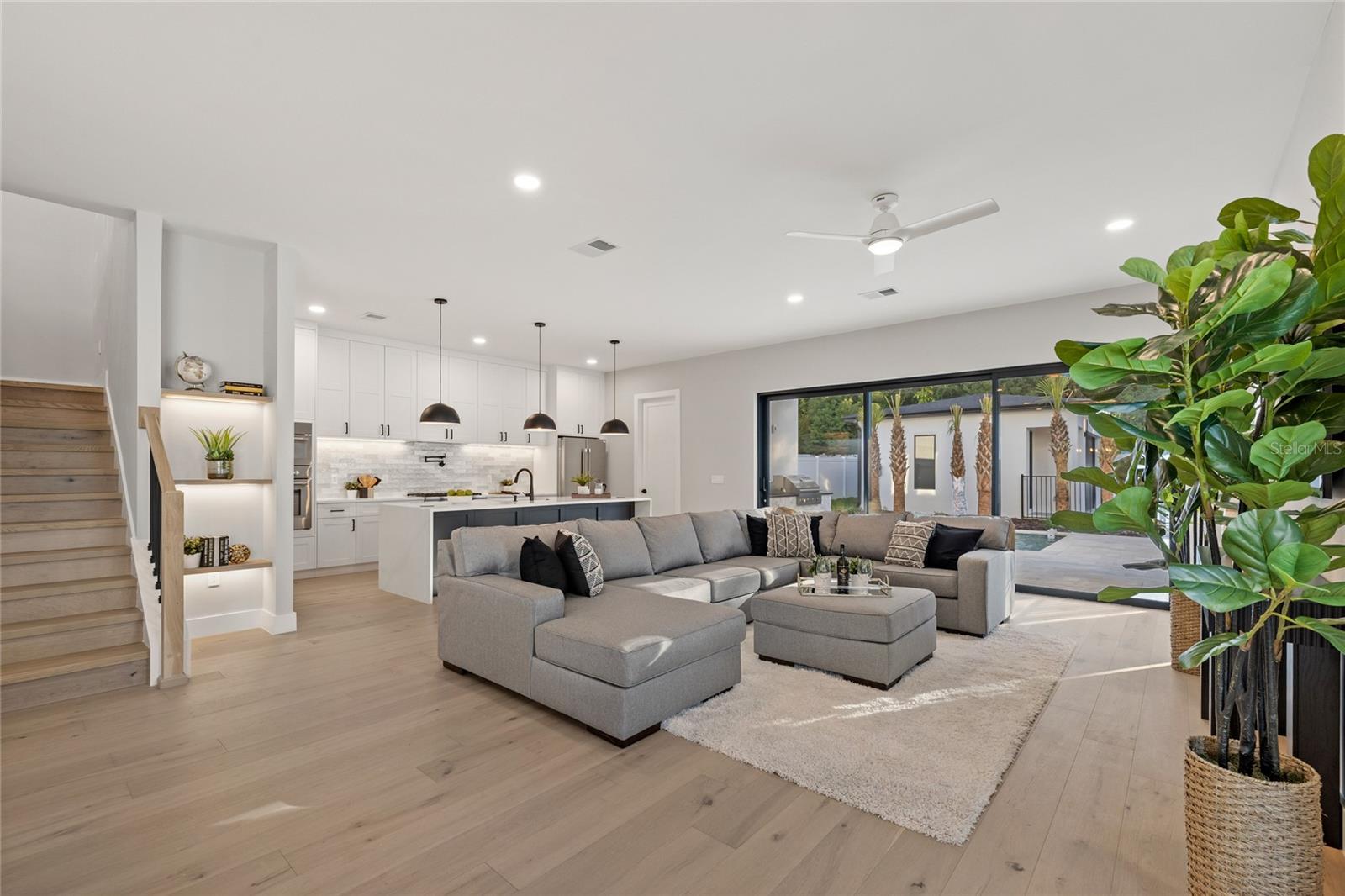 921 Lk EMERALD Dr ORLANDO, FL 32806