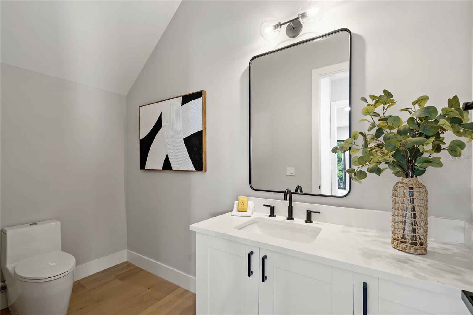 921 Lk EMERALD Dr ORLANDO, FL 32806