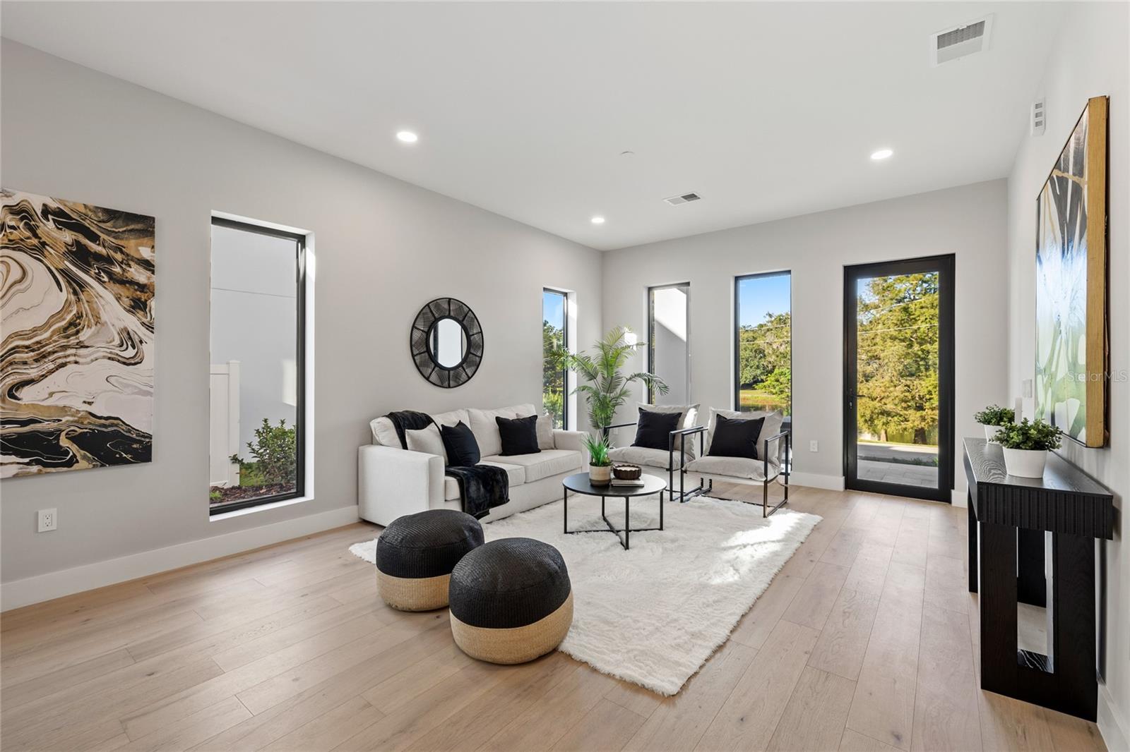 921 Lk EMERALD Dr ORLANDO, FL 32806