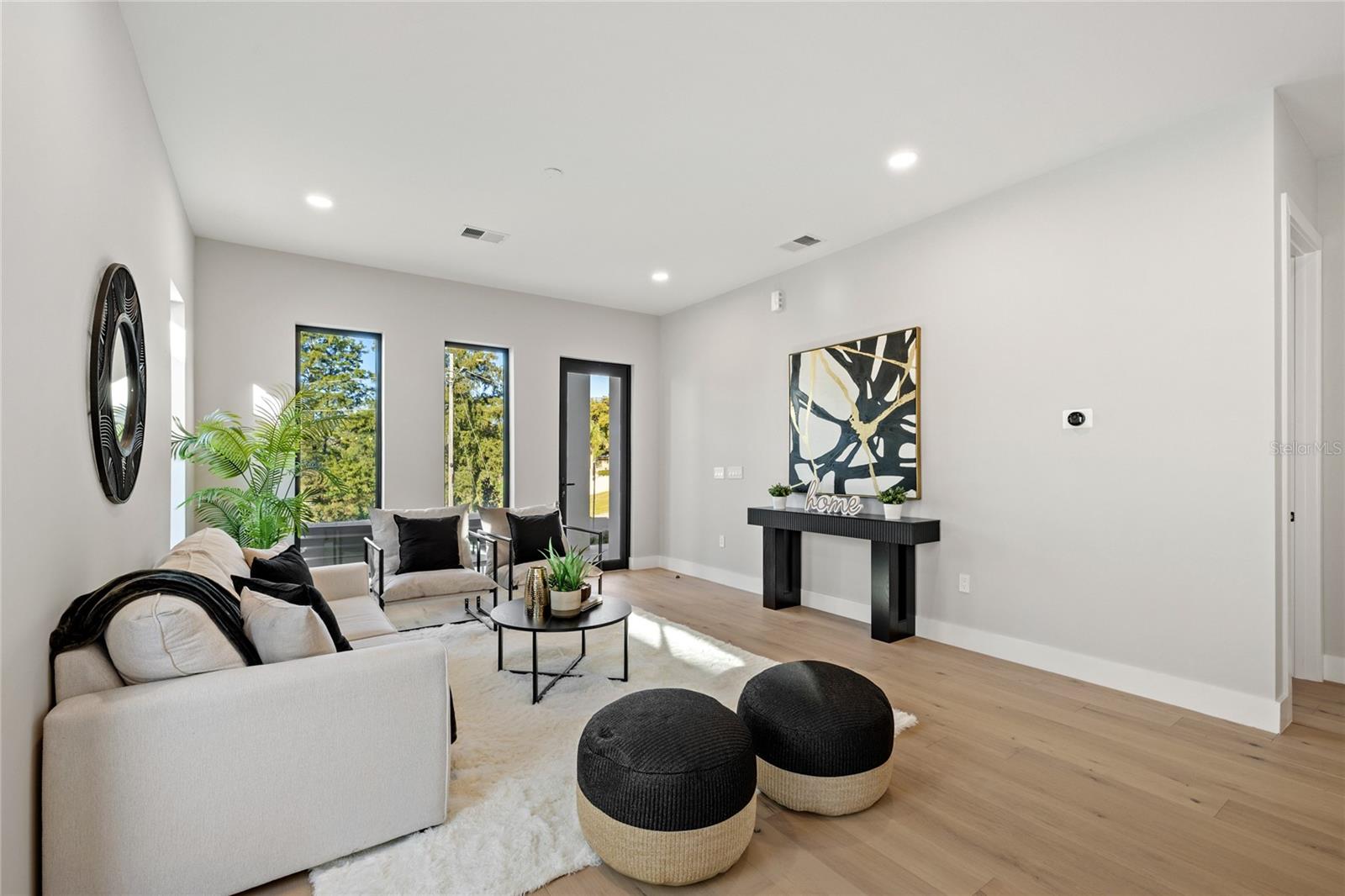 921 Lk EMERALD Dr ORLANDO, FL 32806