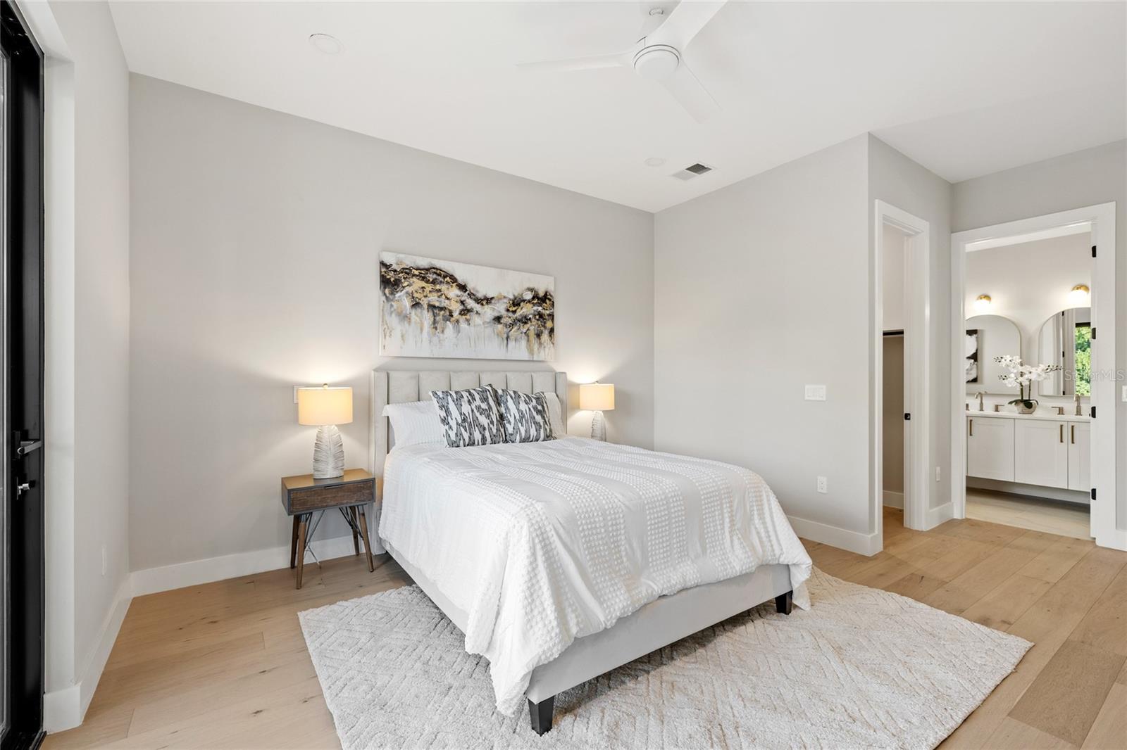 921 Lk EMERALD Dr ORLANDO, FL 32806