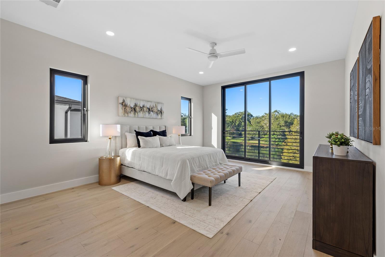 921 Lk EMERALD Dr ORLANDO, FL 32806