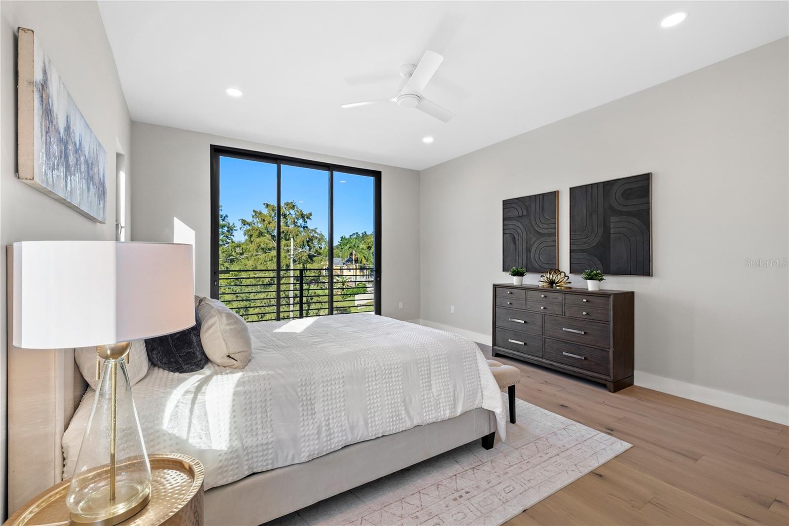 921 Lk EMERALD Dr ORLANDO, FL 32806