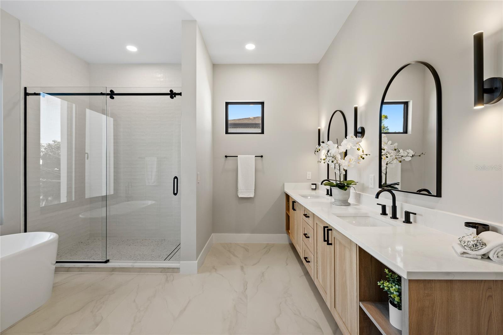 921 Lk EMERALD Dr ORLANDO, FL 32806