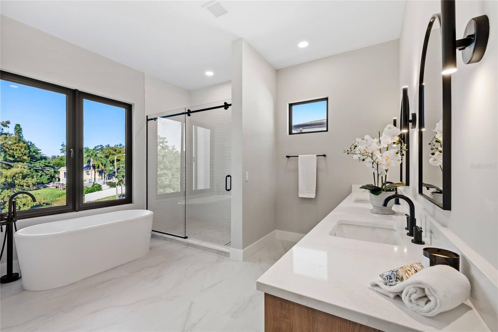 921 Lk EMERALD Dr ORLANDO, FL 32806