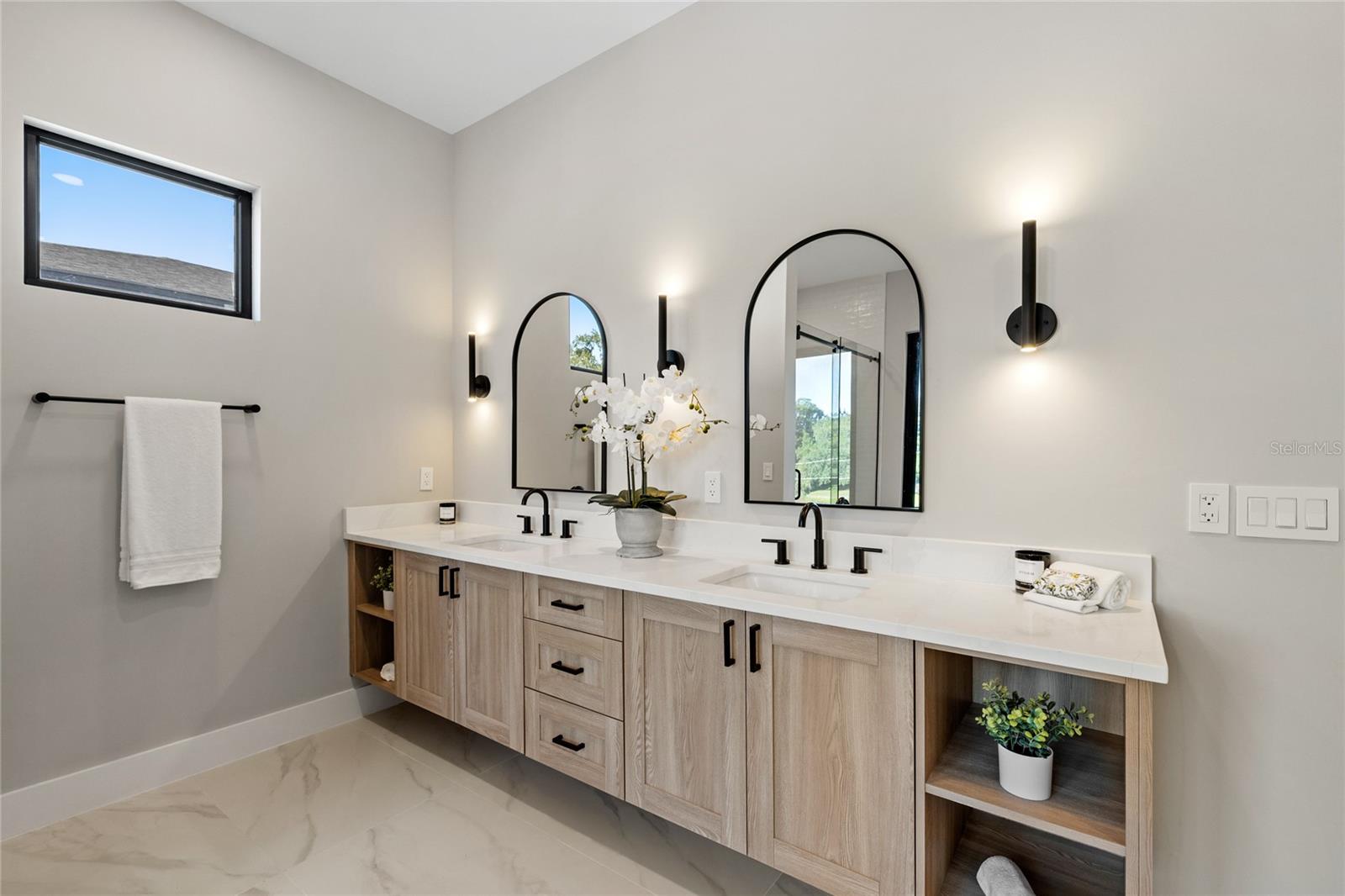 921 Lk EMERALD Dr ORLANDO, FL 32806