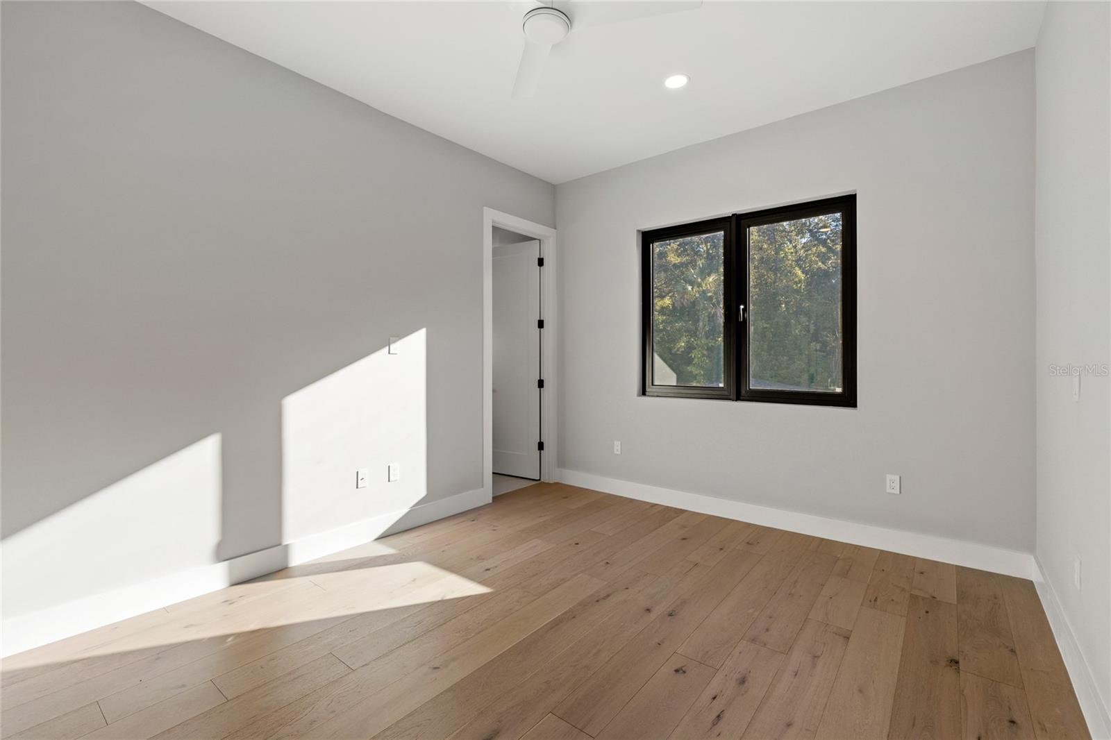 921 Lk EMERALD Dr ORLANDO, FL 32806