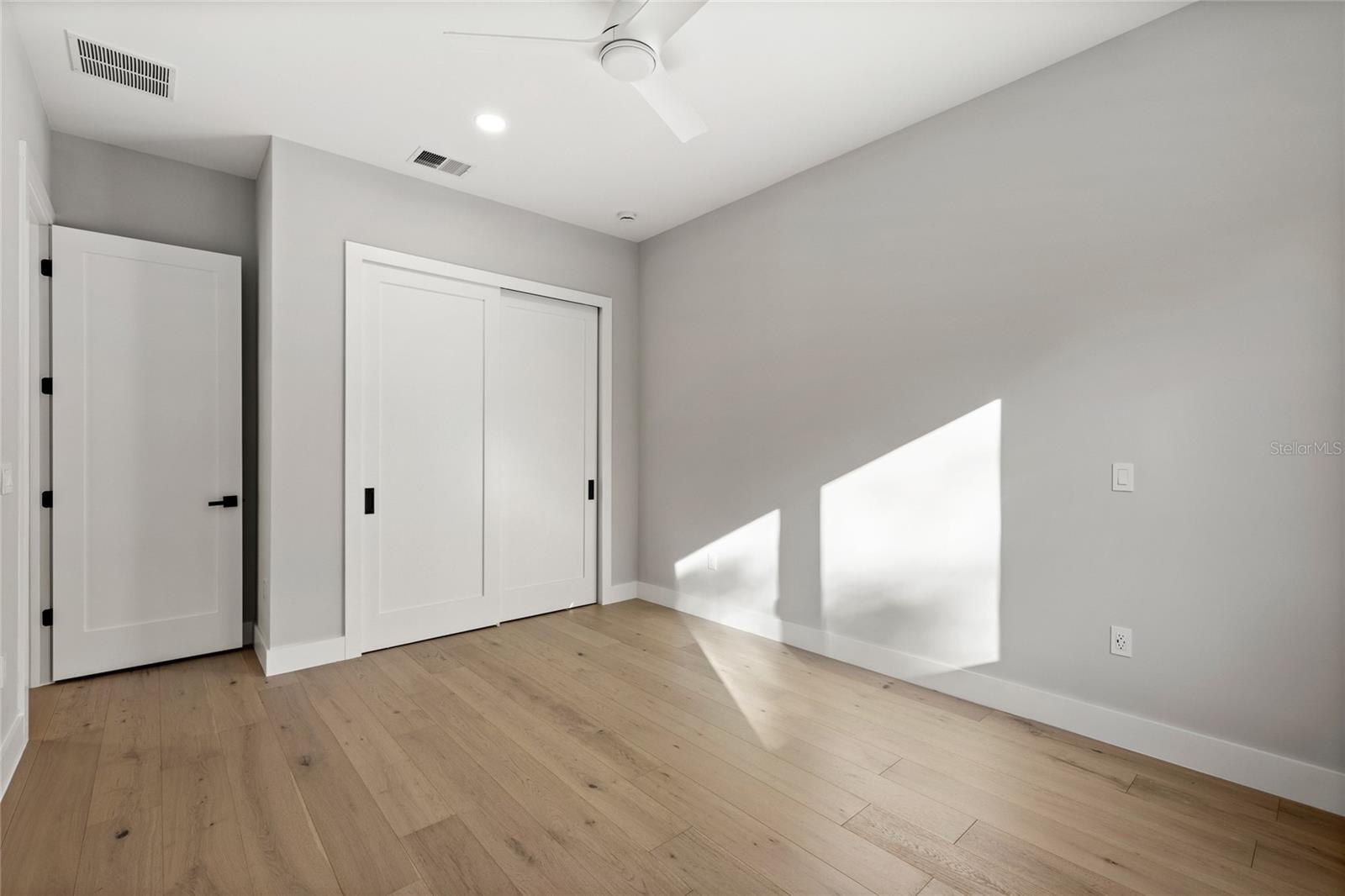 921 Lk EMERALD Dr ORLANDO, FL 32806