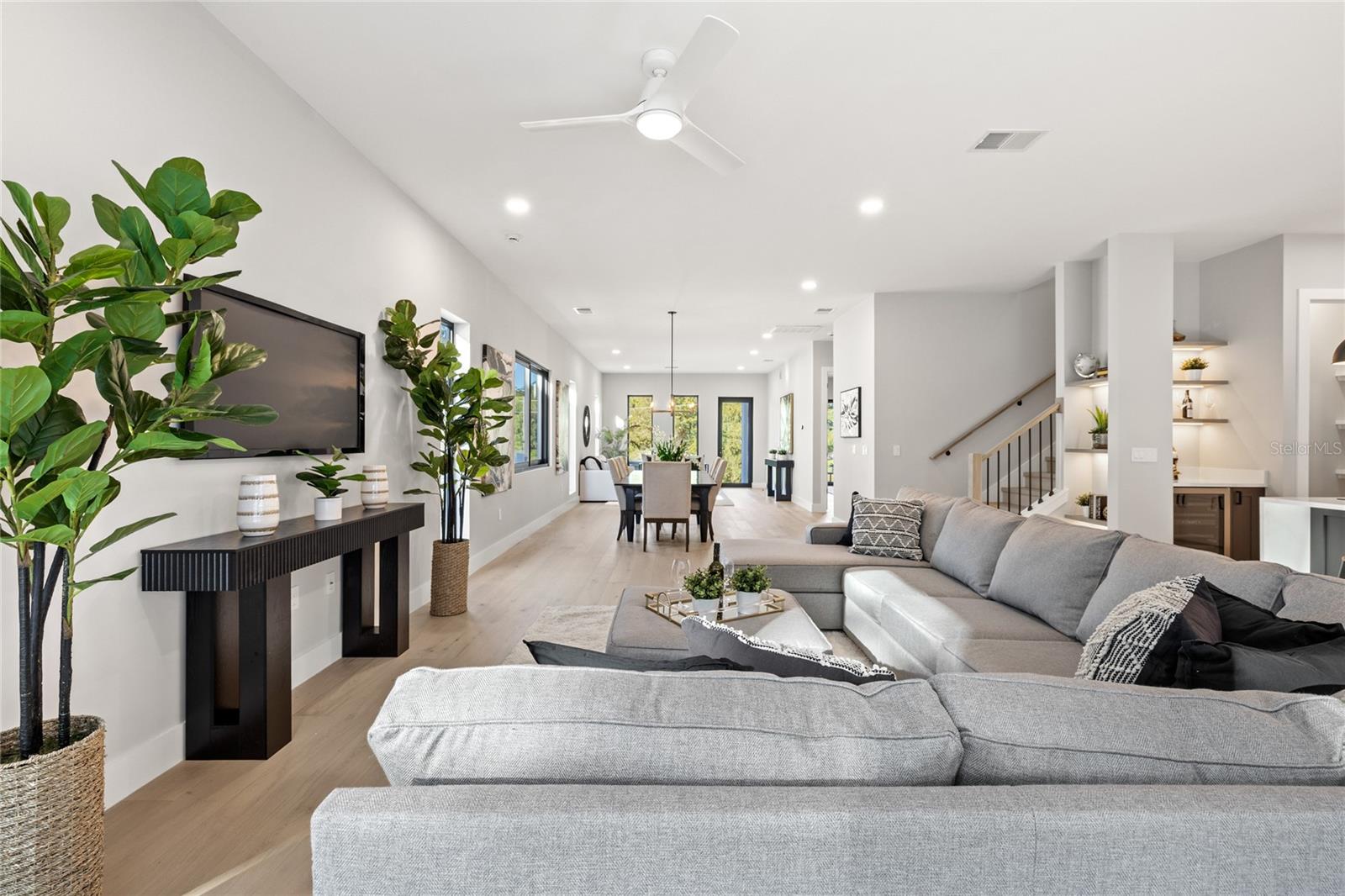 921 Lk EMERALD Dr ORLANDO, FL 32806