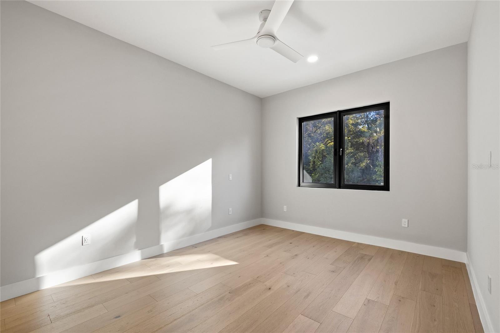 921 Lk EMERALD Dr ORLANDO, FL 32806