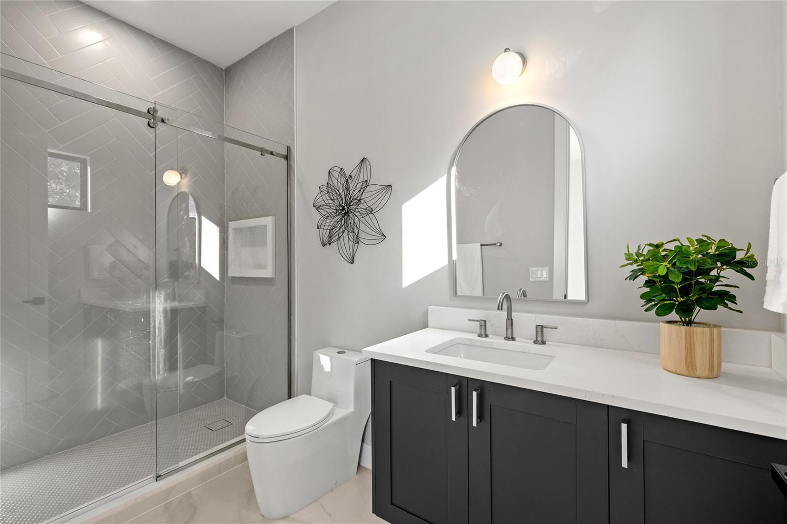 921 Lk EMERALD Dr ORLANDO, FL 32806