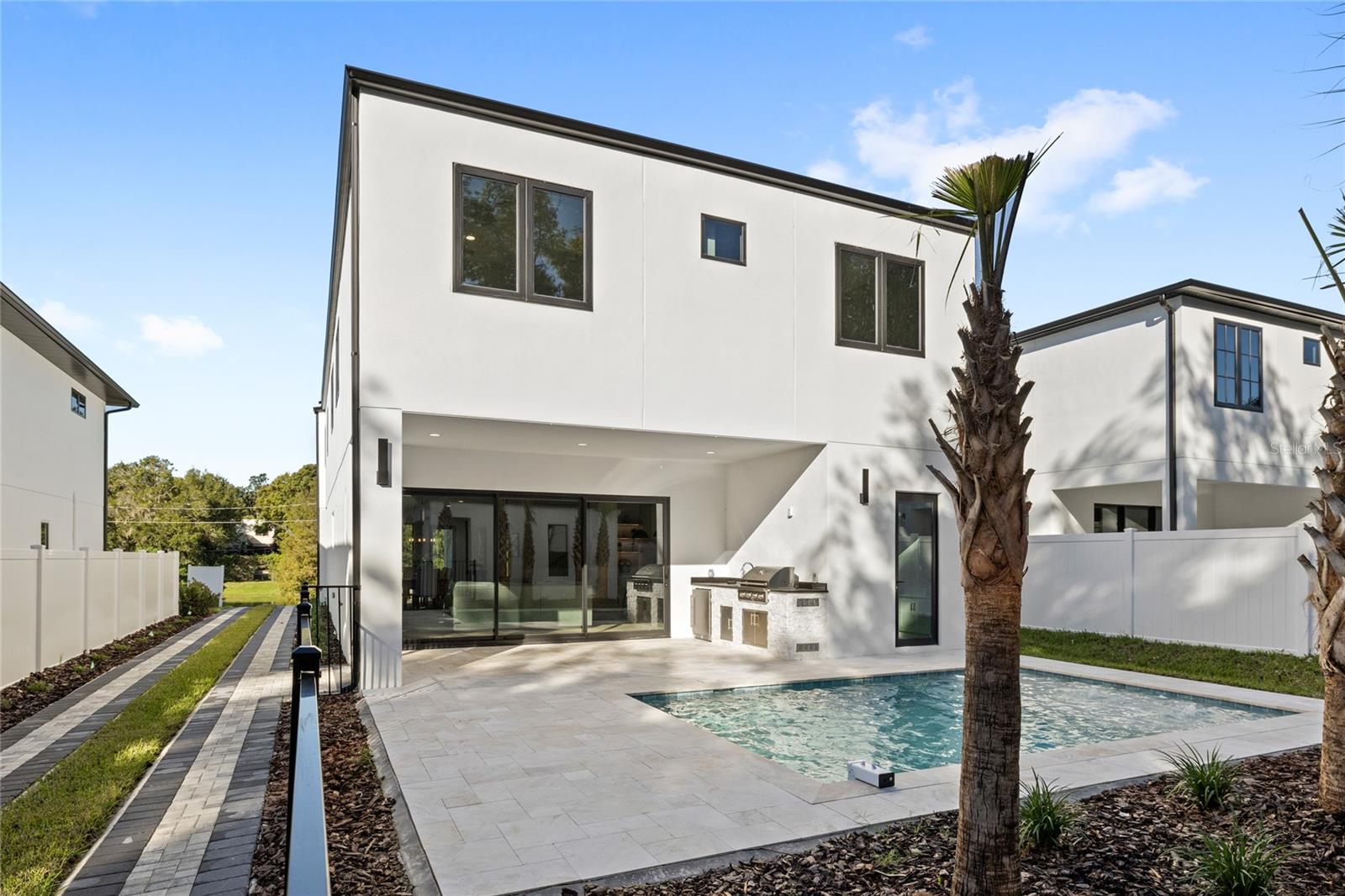 921 Lk EMERALD Dr ORLANDO, FL 32806