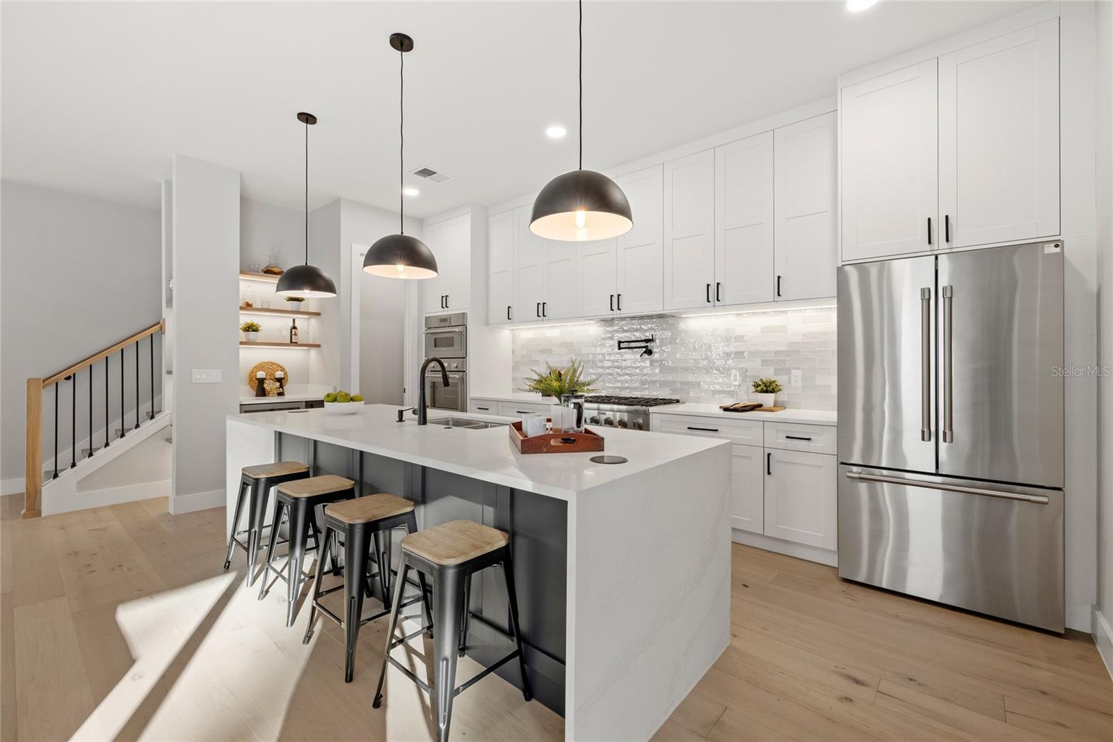 921 Lk EMERALD Dr ORLANDO, FL 32806