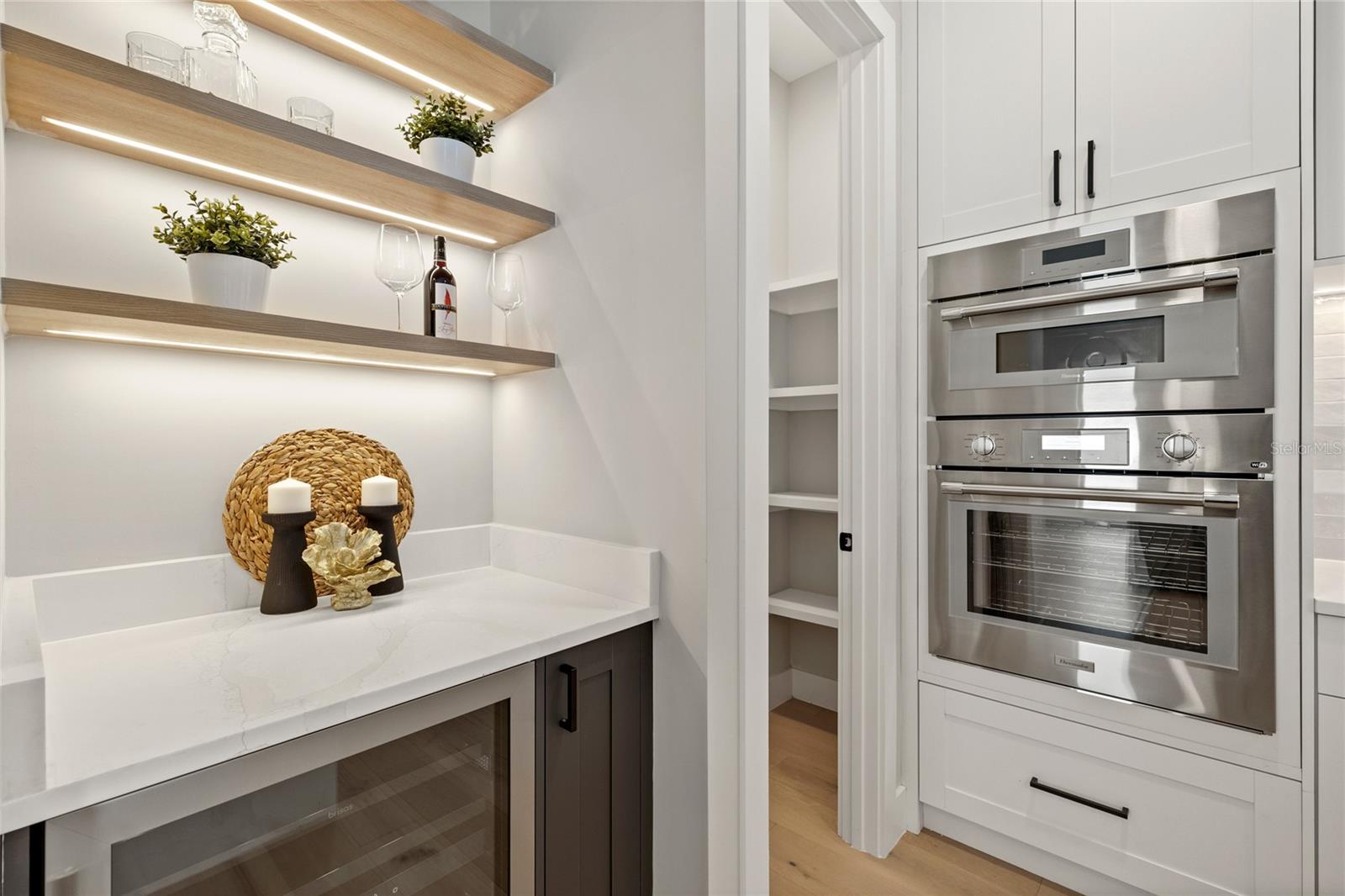 921 Lk EMERALD Dr ORLANDO, FL 32806