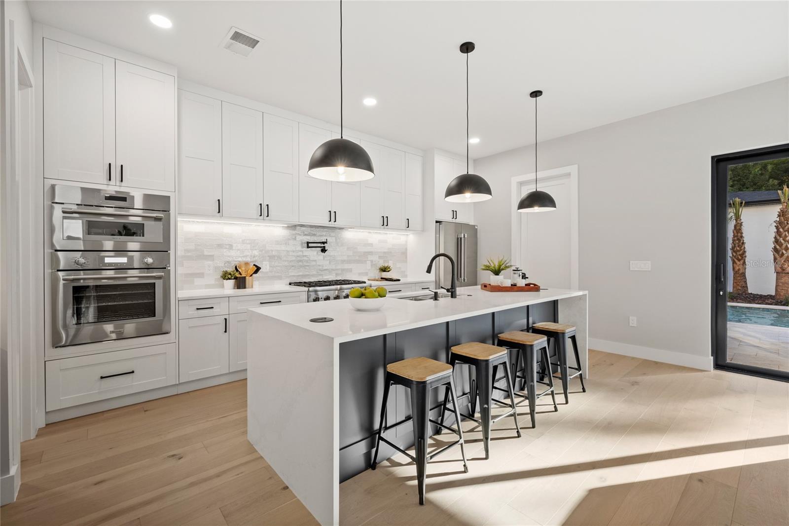 921 Lk EMERALD Dr ORLANDO, FL 32806