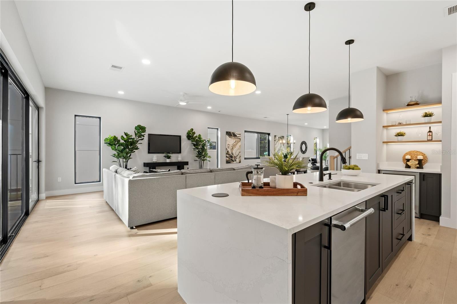 921 Lk EMERALD Dr ORLANDO, FL 32806