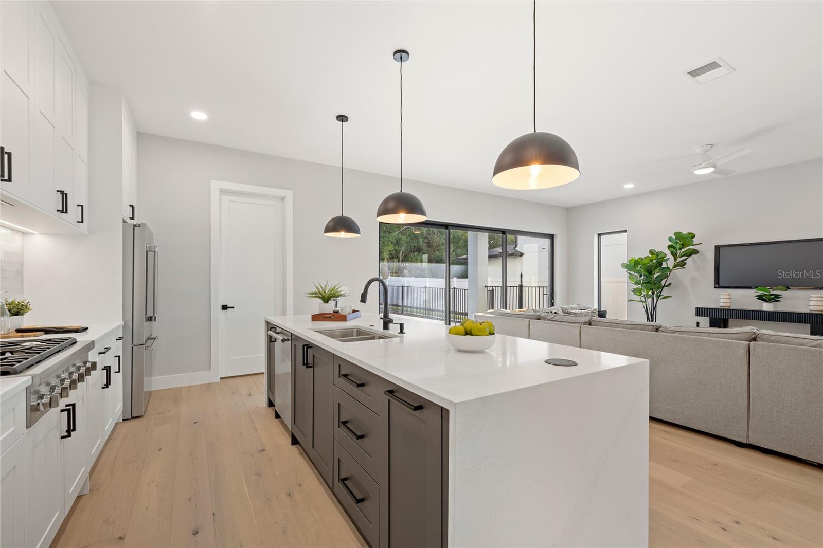 921 Lk EMERALD Dr ORLANDO, FL 32806