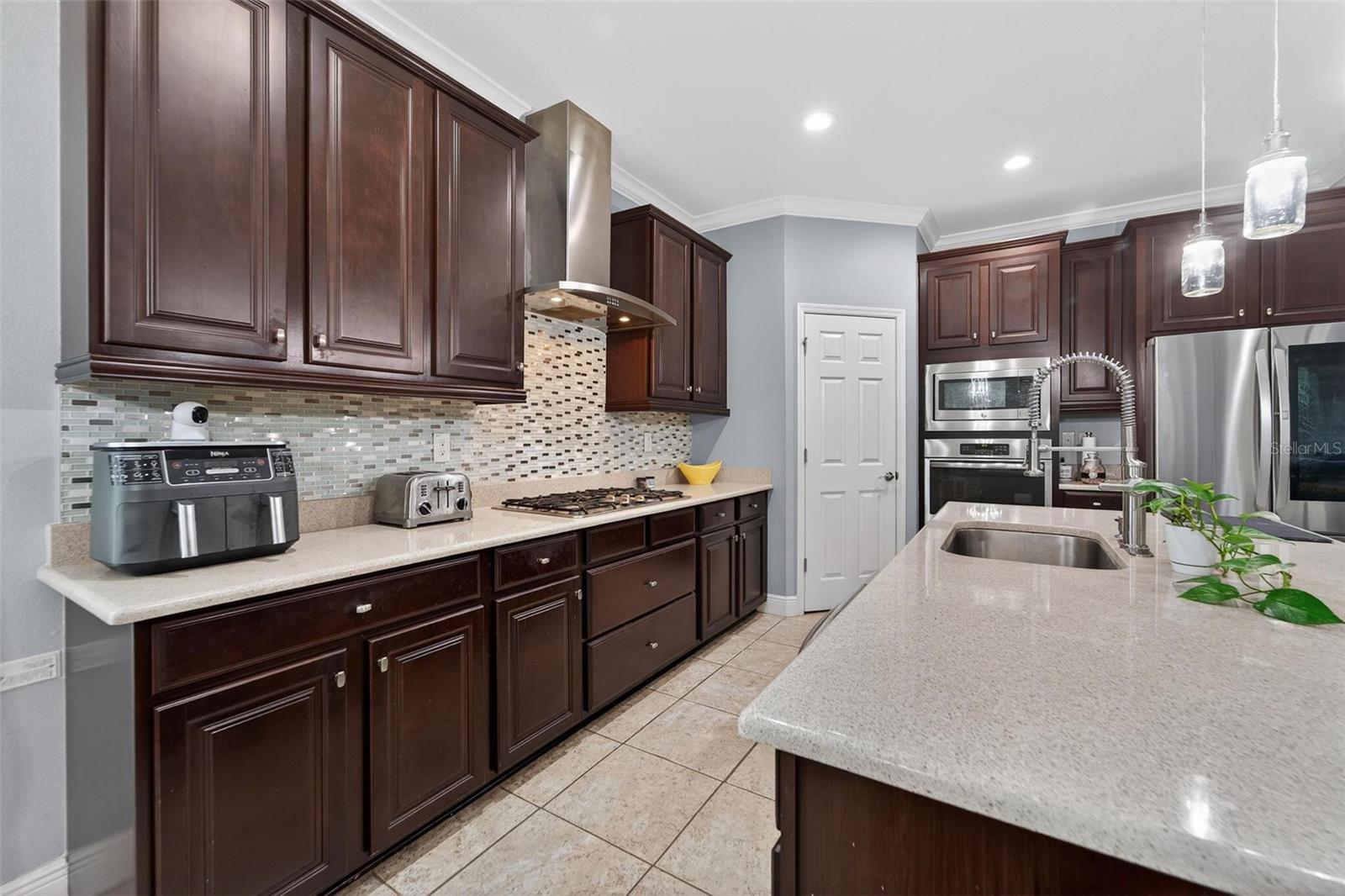 7032 OLD BENTON Dr APOLLO BEACH, FL 33572