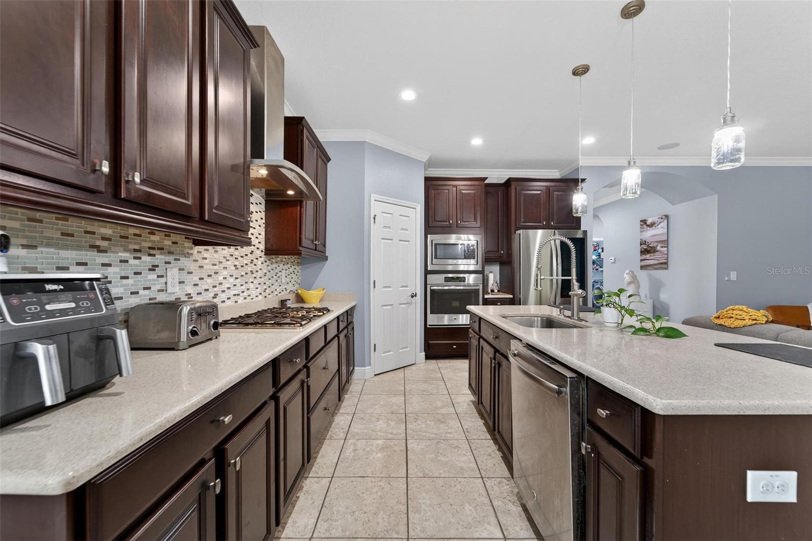 7032 OLD BENTON Dr APOLLO BEACH, FL 33572