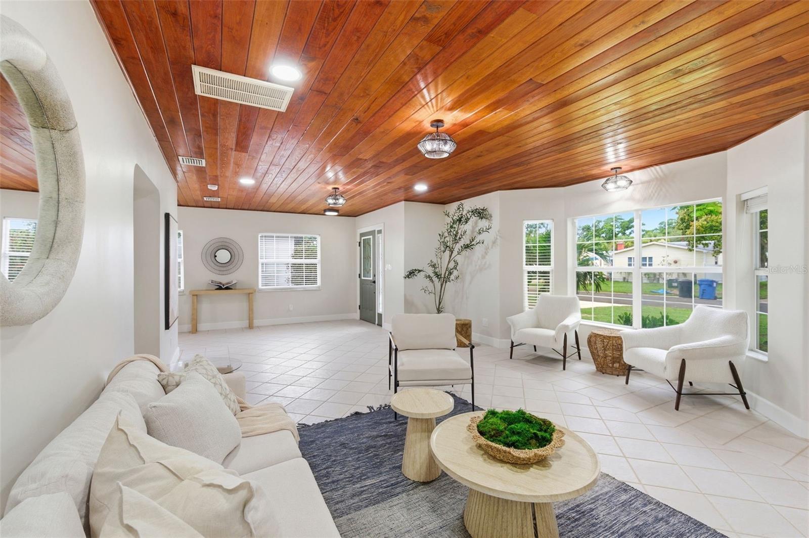 1533 SUFFOLK St ST PETERSBURG, FL 33710