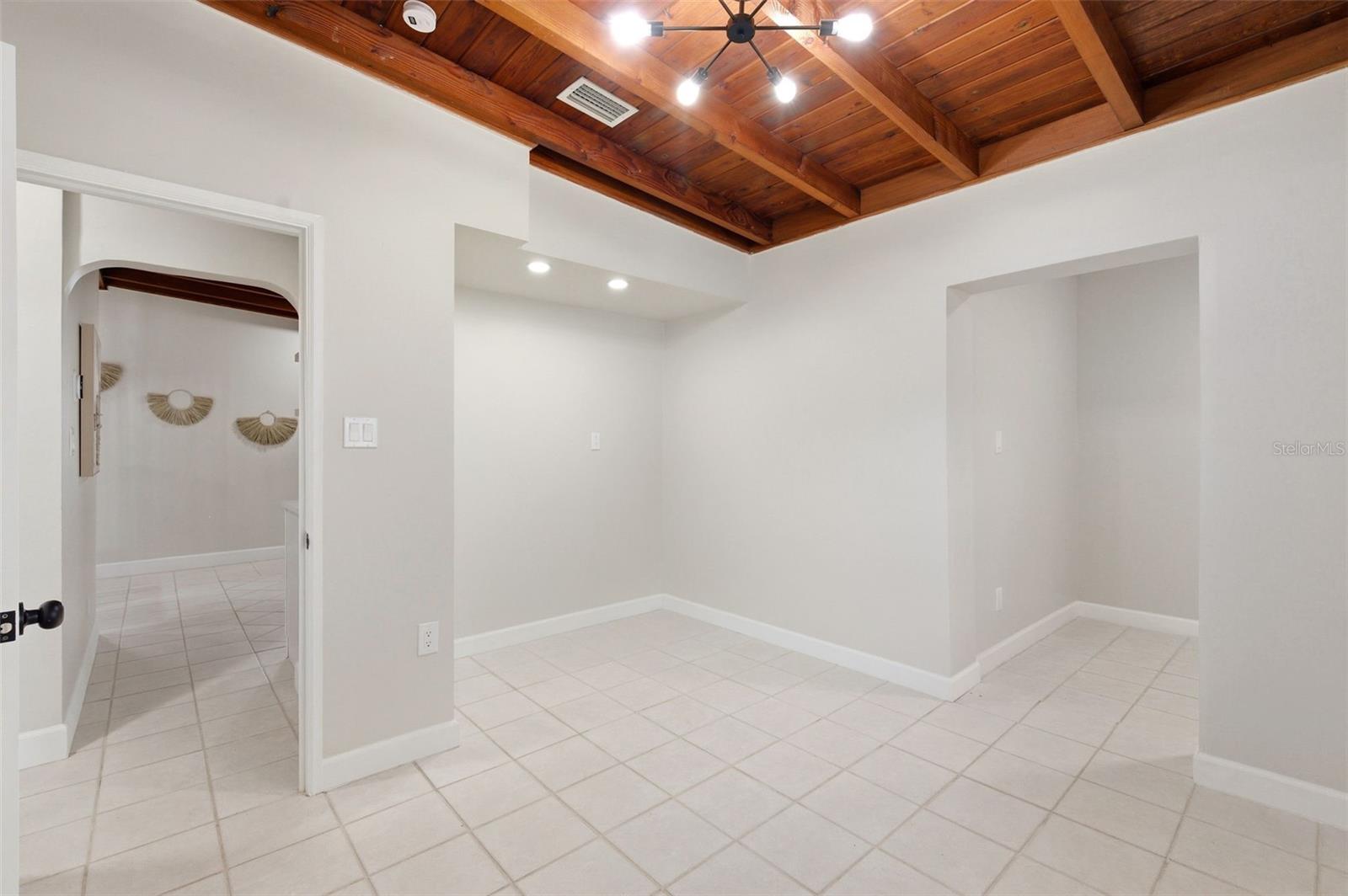 1533 SUFFOLK St ST PETERSBURG, FL 33710