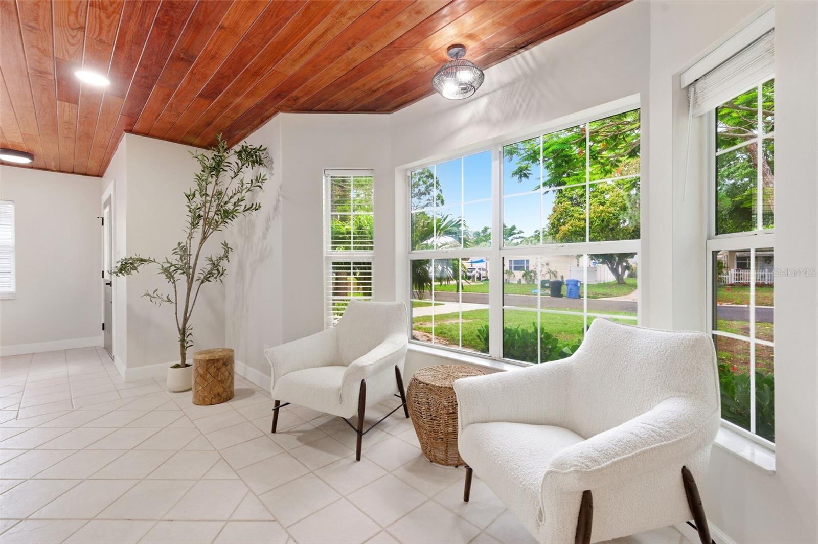 1533 SUFFOLK St ST PETERSBURG, FL 33710