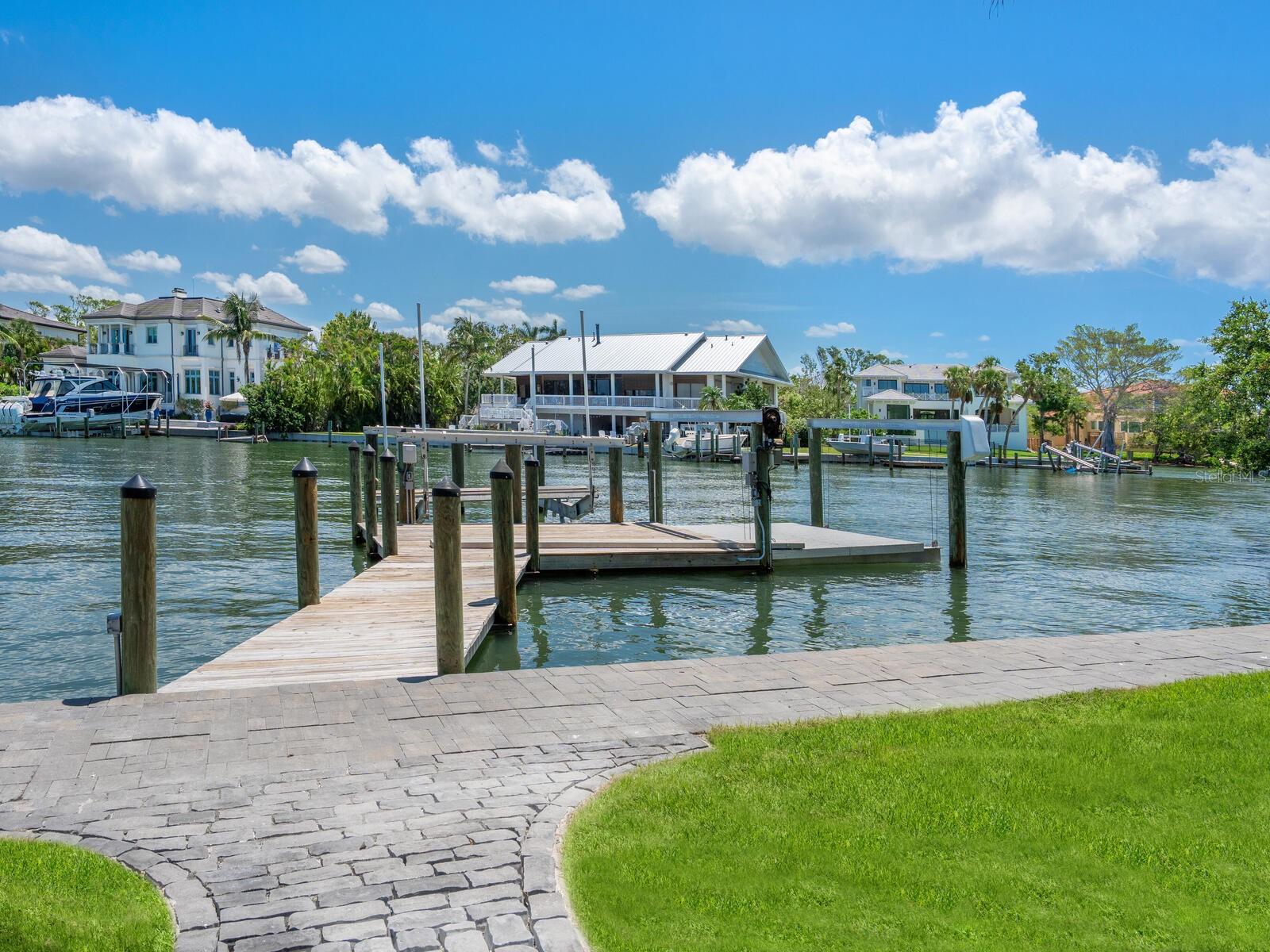 1423 & 1435 HILLVIEW Dr SARASOTA, FL 34239