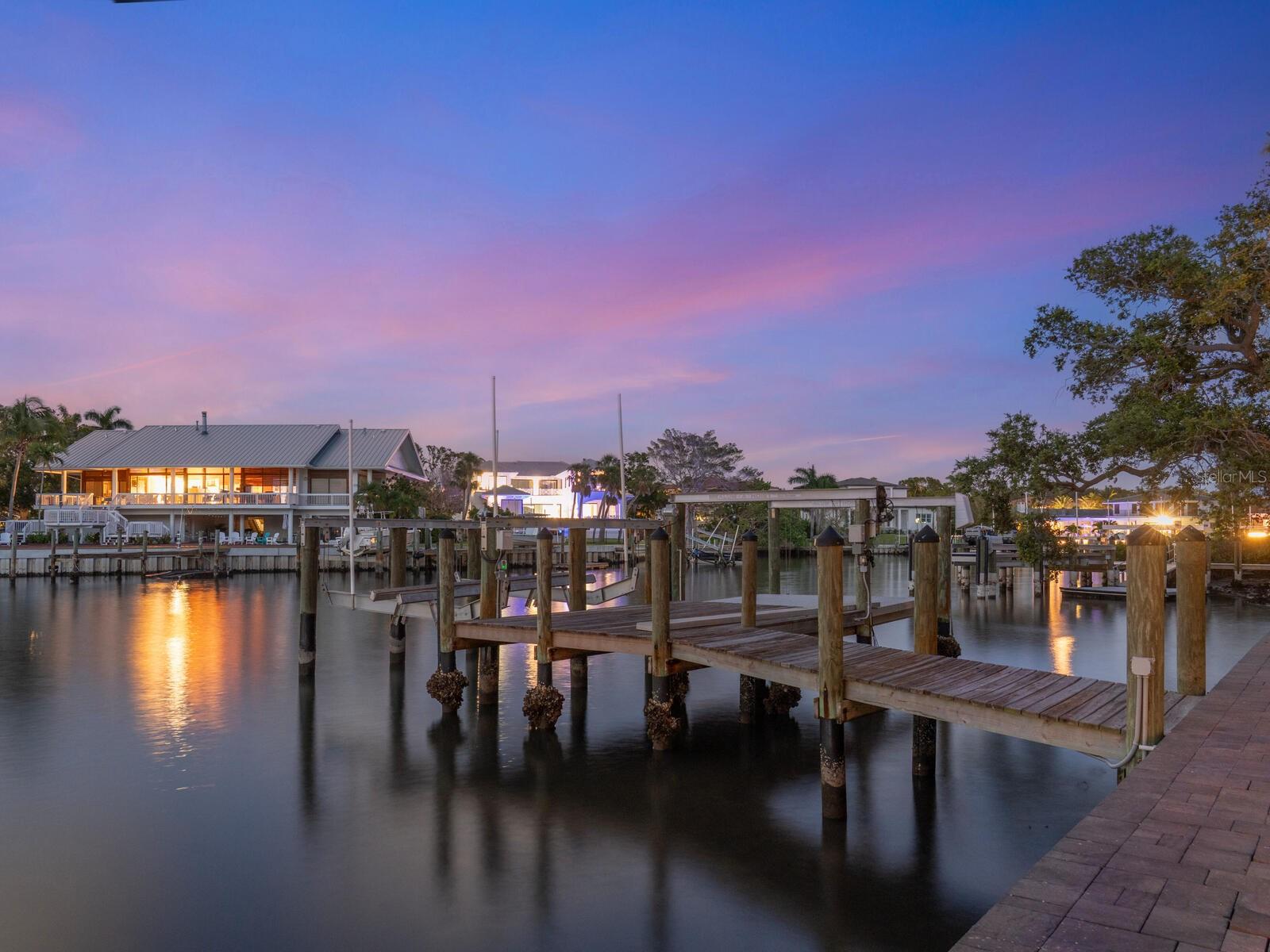 1423 & 1435 HILLVIEW Dr SARASOTA, FL 34239