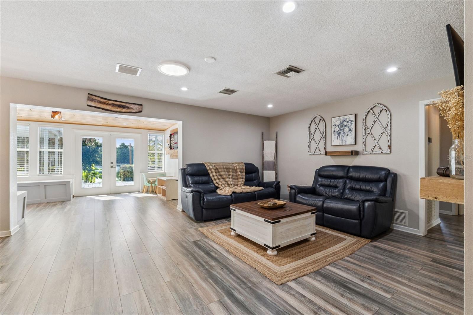 2609 S CRYSTAL Lk Dr ORLANDO, FL 32806