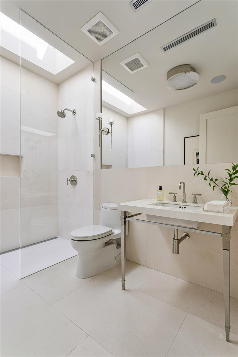 416 BRIGHTWATERS Blvd ST PETERSBURG, FL 33704