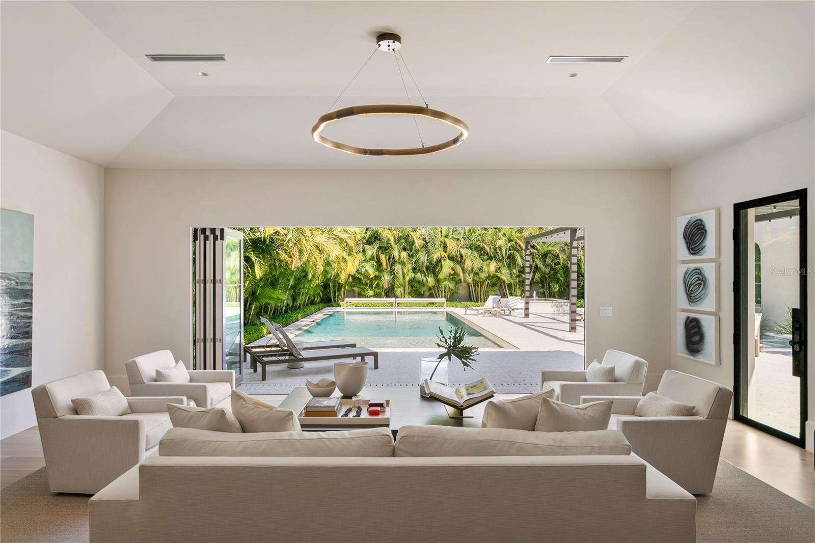 416 BRIGHTWATERS Blvd ST PETERSBURG, FL 33704