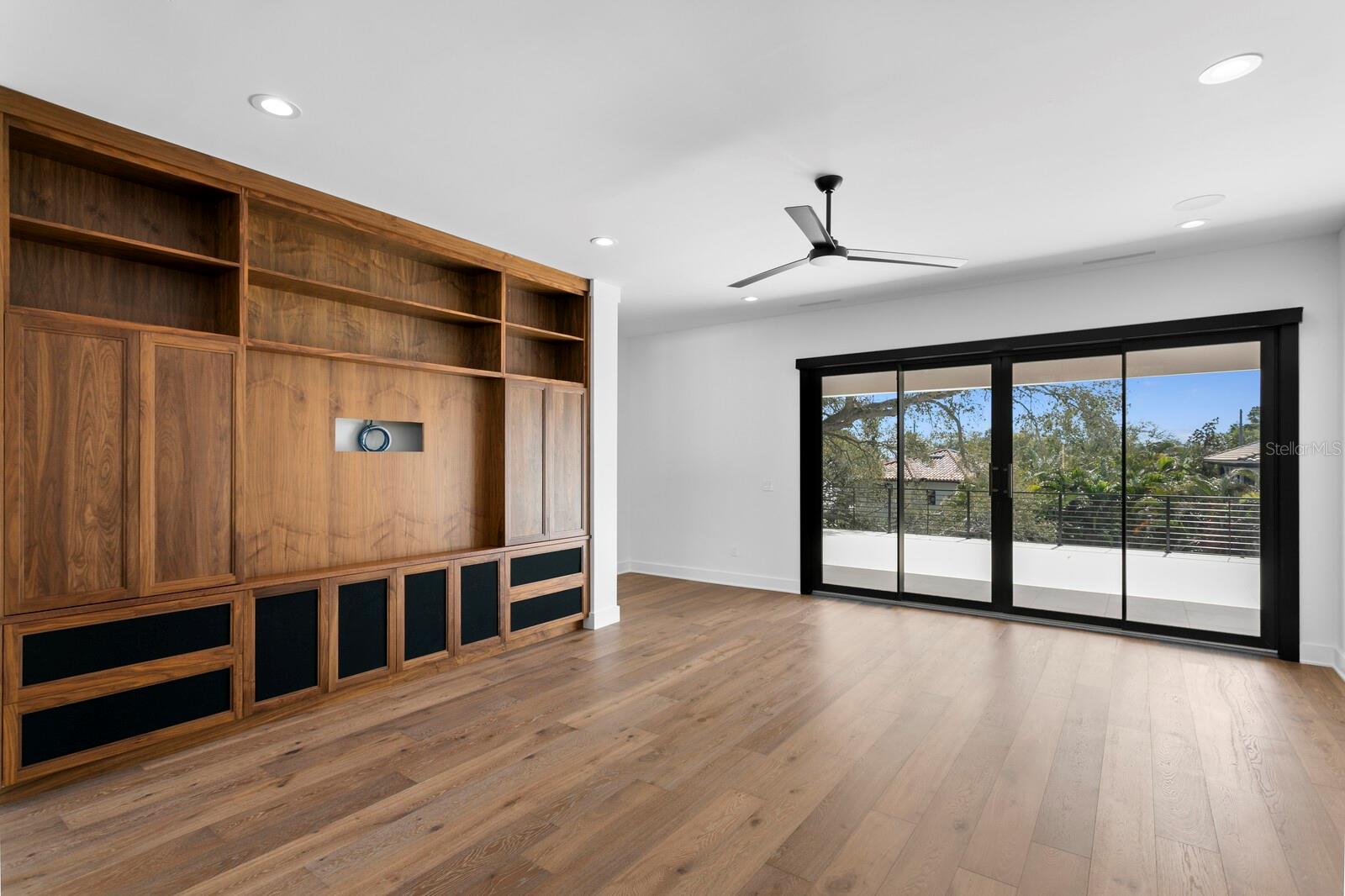 1401 BRIGHTWATERS Blvd ST PETERSBURG, FL 33704