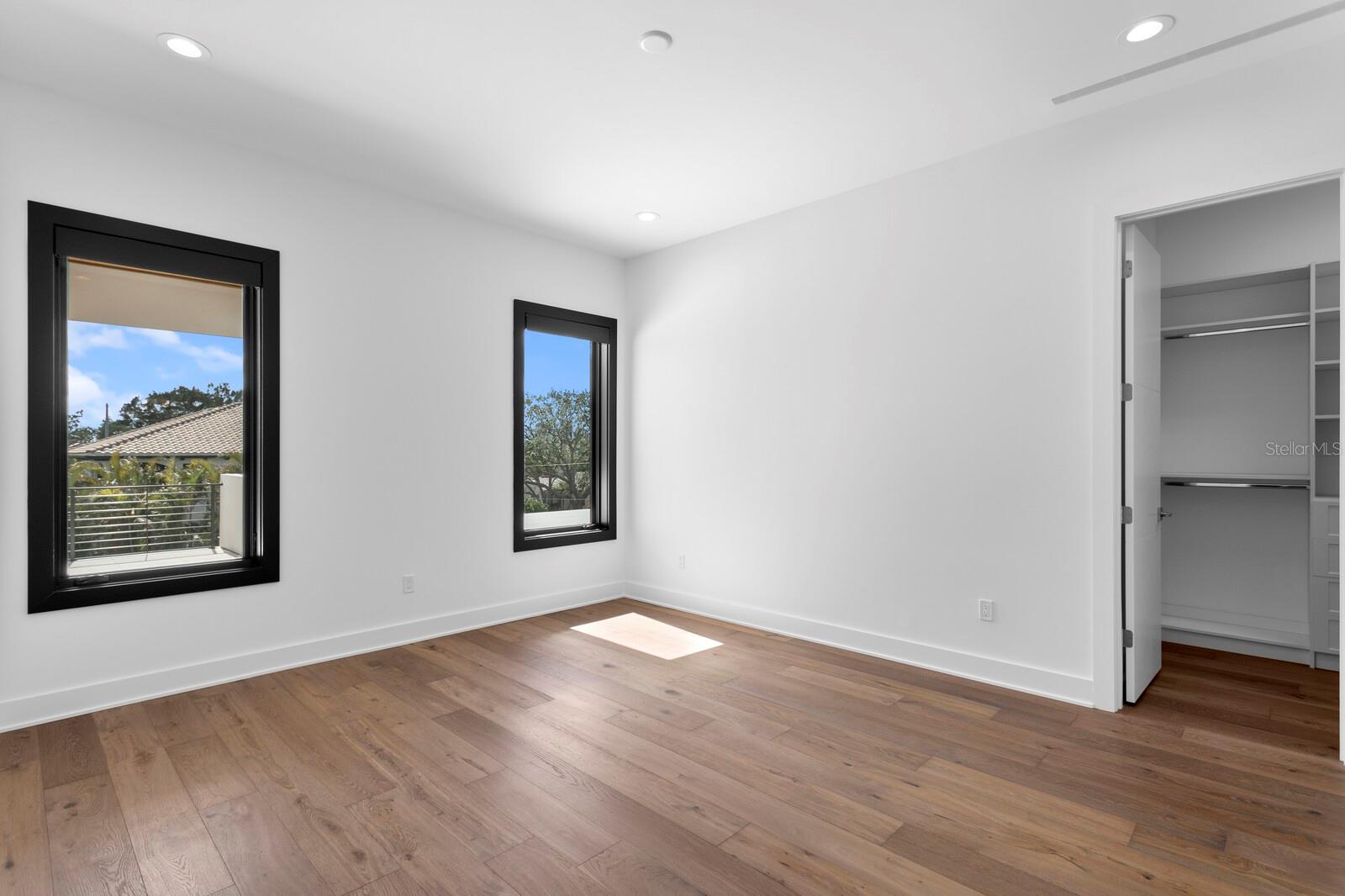 1401 BRIGHTWATERS Blvd ST PETERSBURG, FL 33704