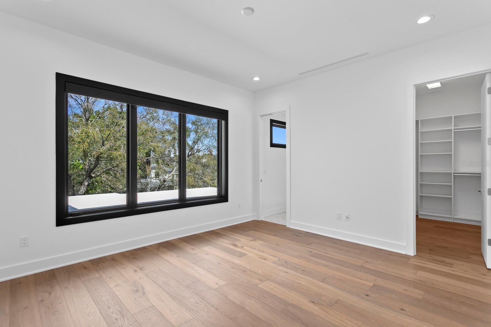 1401 BRIGHTWATERS Blvd ST PETERSBURG, FL 33704