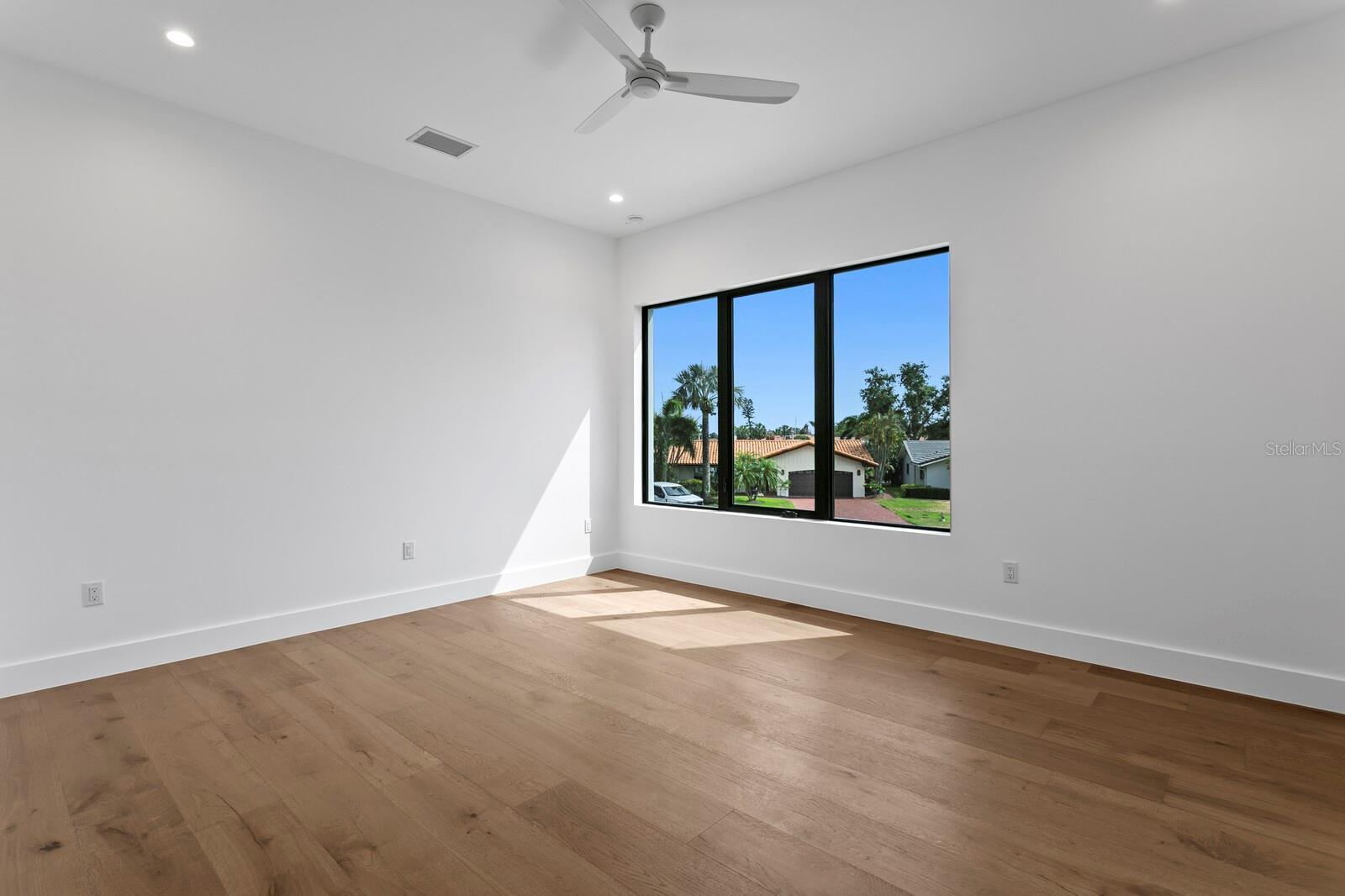 2087 MICHIGAN Ave ST PETERSBURG, FL 33703