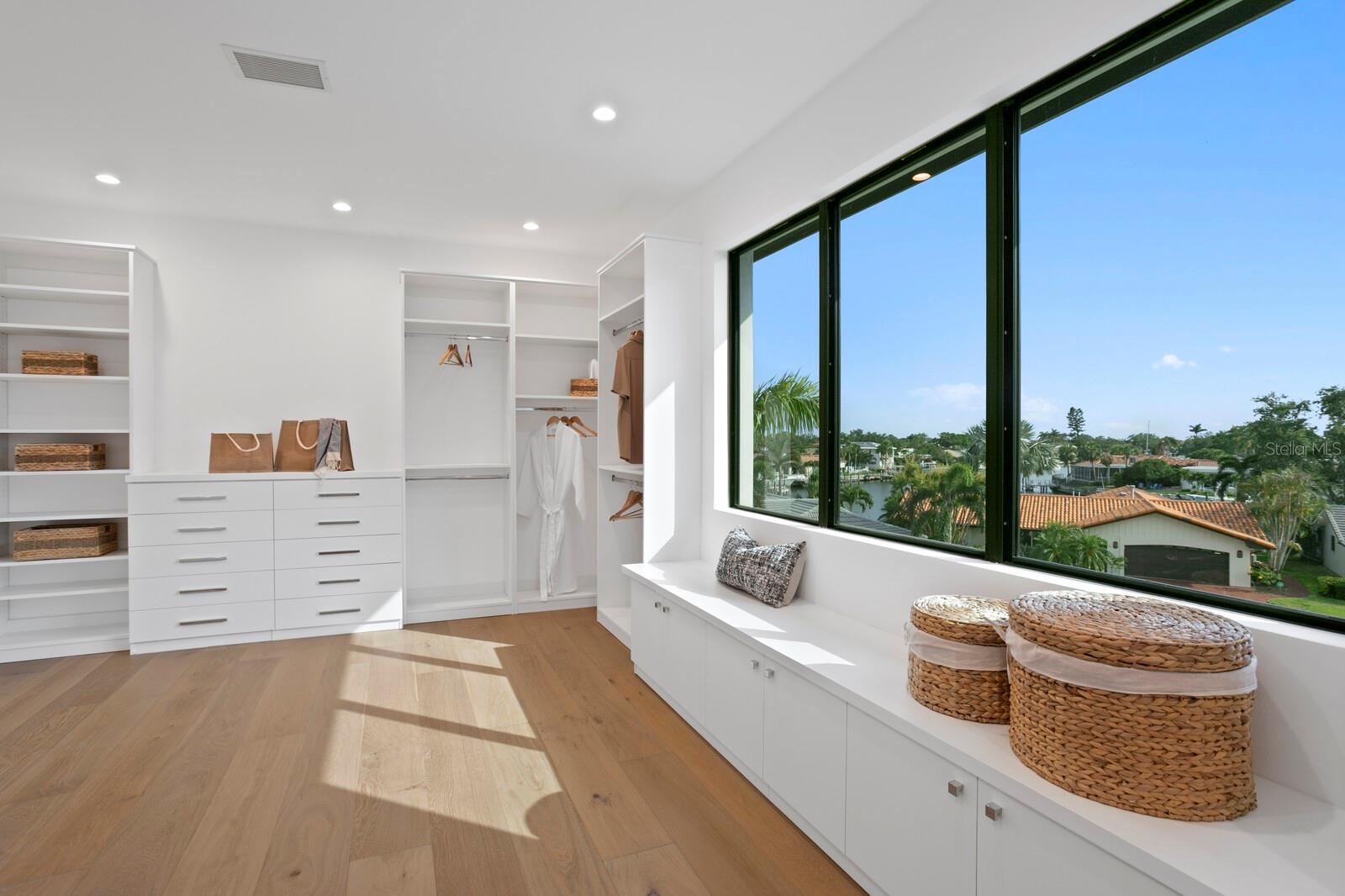 2087 MICHIGAN Ave ST PETERSBURG, FL 33703