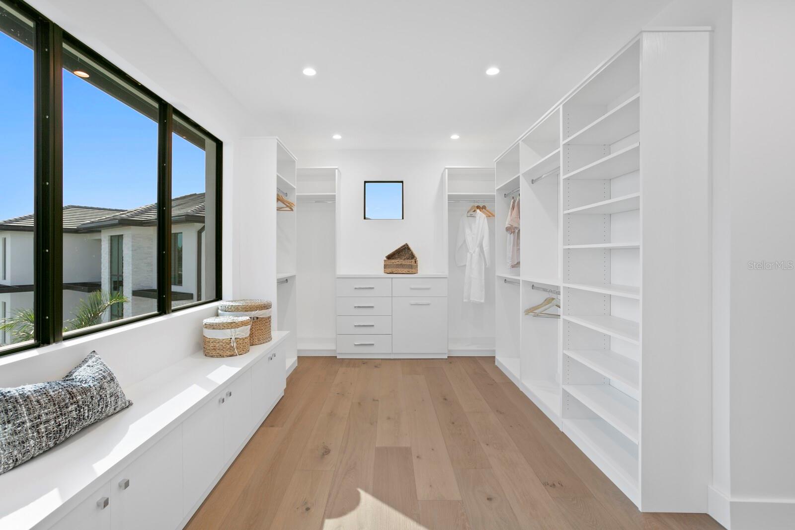 2087 MICHIGAN Ave ST PETERSBURG, FL 33703