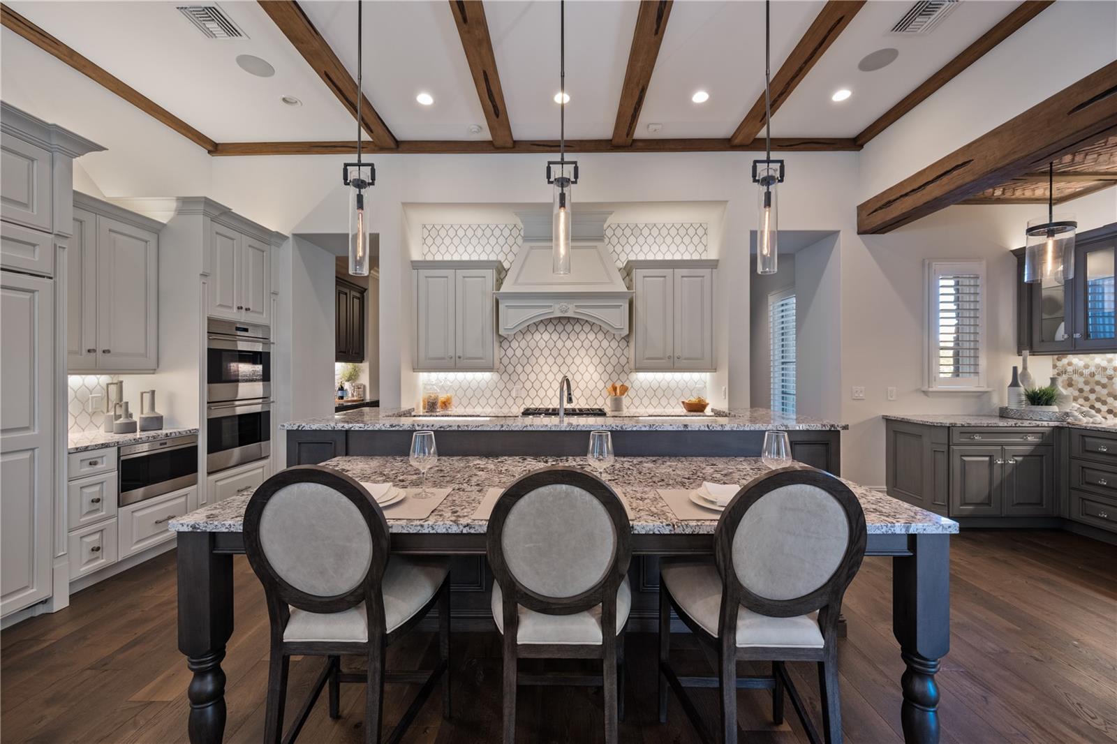 10443 LOS FELIZ Dr GOLDEN OAK, FL 32836