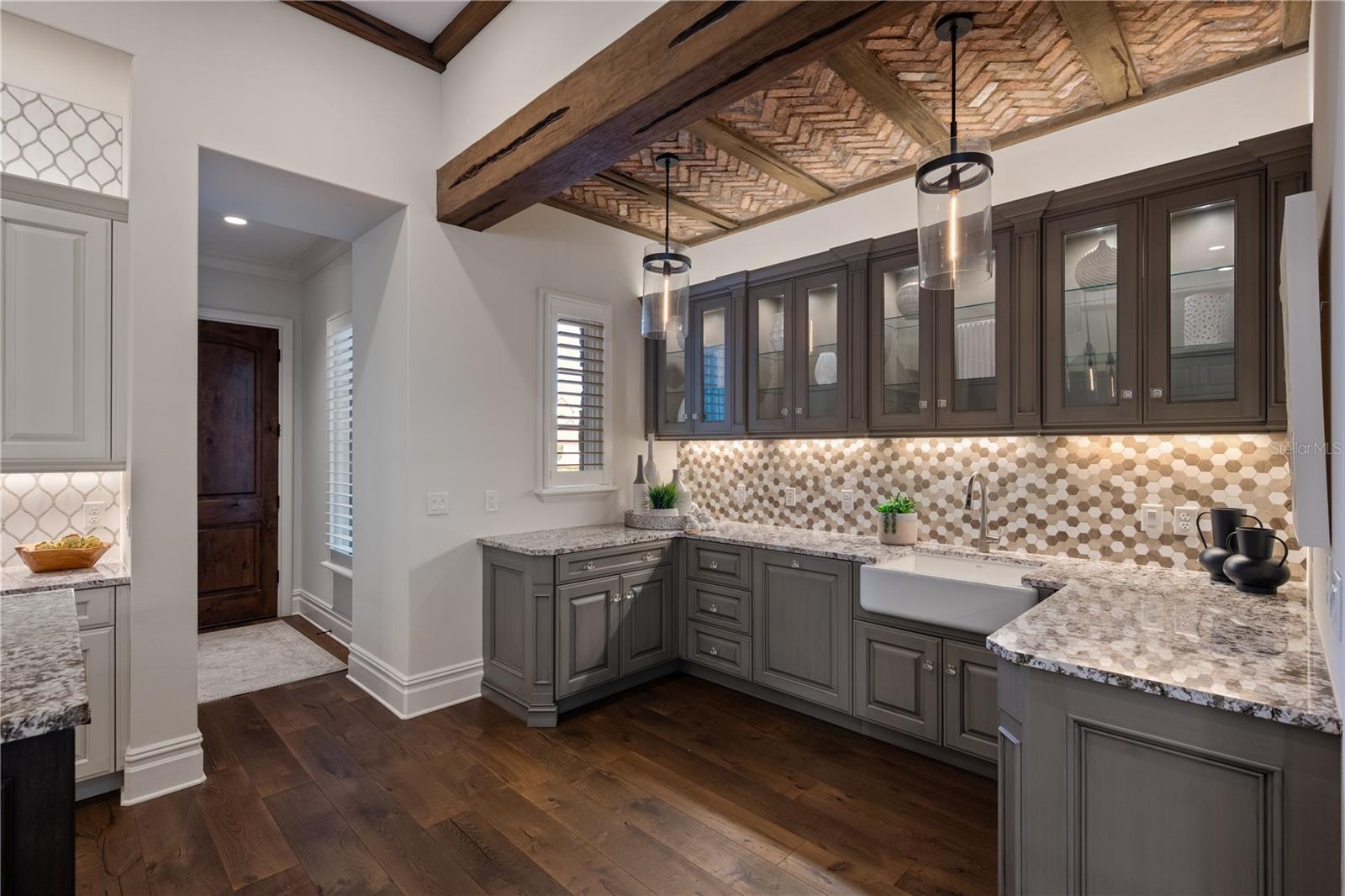 10443 LOS FELIZ Dr GOLDEN OAK, FL 32836