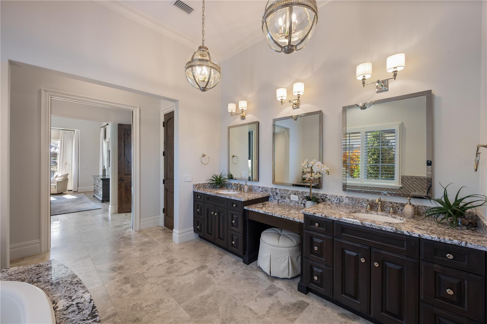 10443 LOS FELIZ Dr GOLDEN OAK, FL 32836